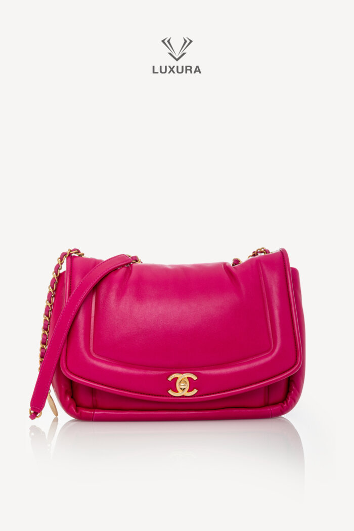 <span style="font-size: 10px;letter-spacing: .15em">HARD TO FIND</span><br>            <strong>CHANEL</strong><br>            <div style="margin-top:10px;font-size:16px">Aged Calfskin Quilted Small Gabrielle Bucket White Black</div><br>