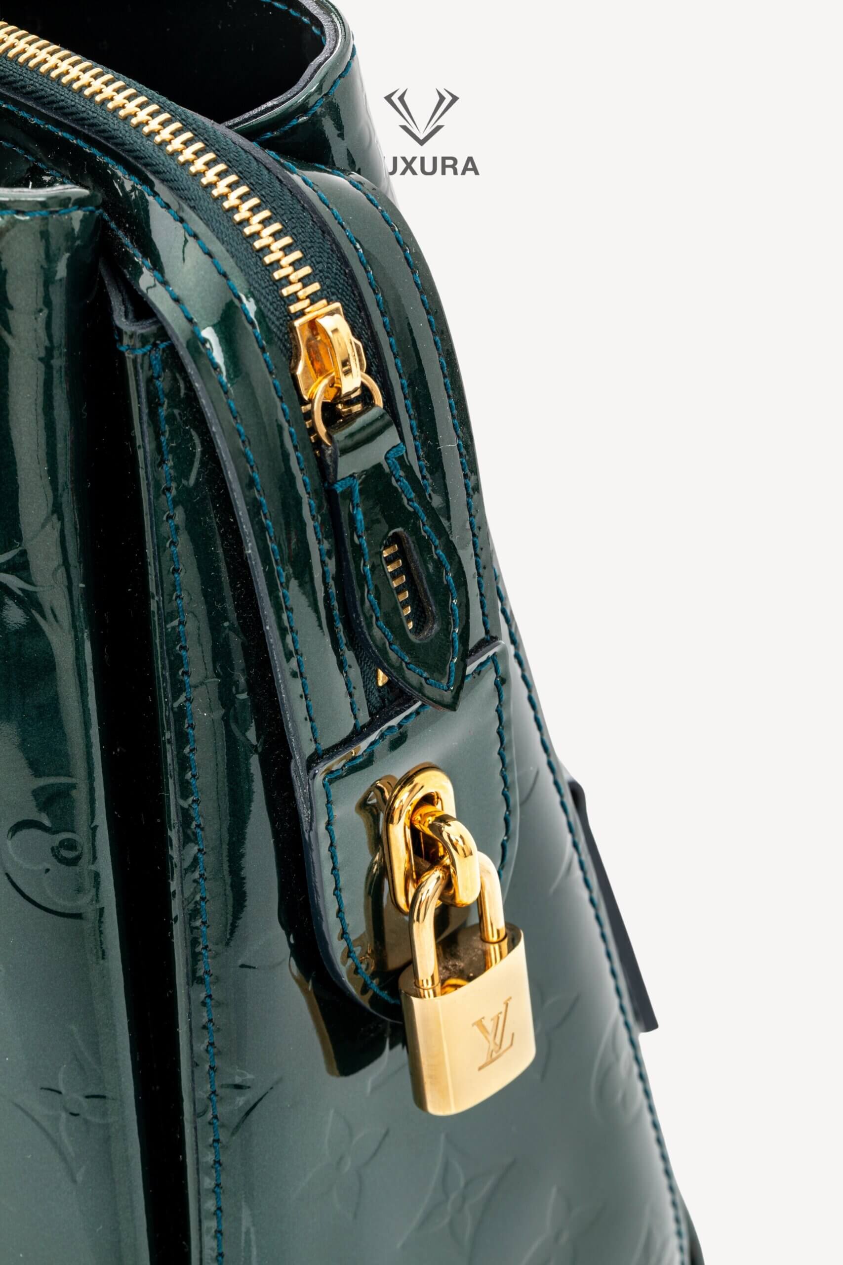 <span style="font-size: 10px;letter-spacing: .15em">BEST DEAL</span><br> <strong>LOUIS VUITTON</strong><br> <div style="margin-top:10px;font-size:16px">Melrose Avenue Monogram Vernis Vert Impression</div><br> - Image 16