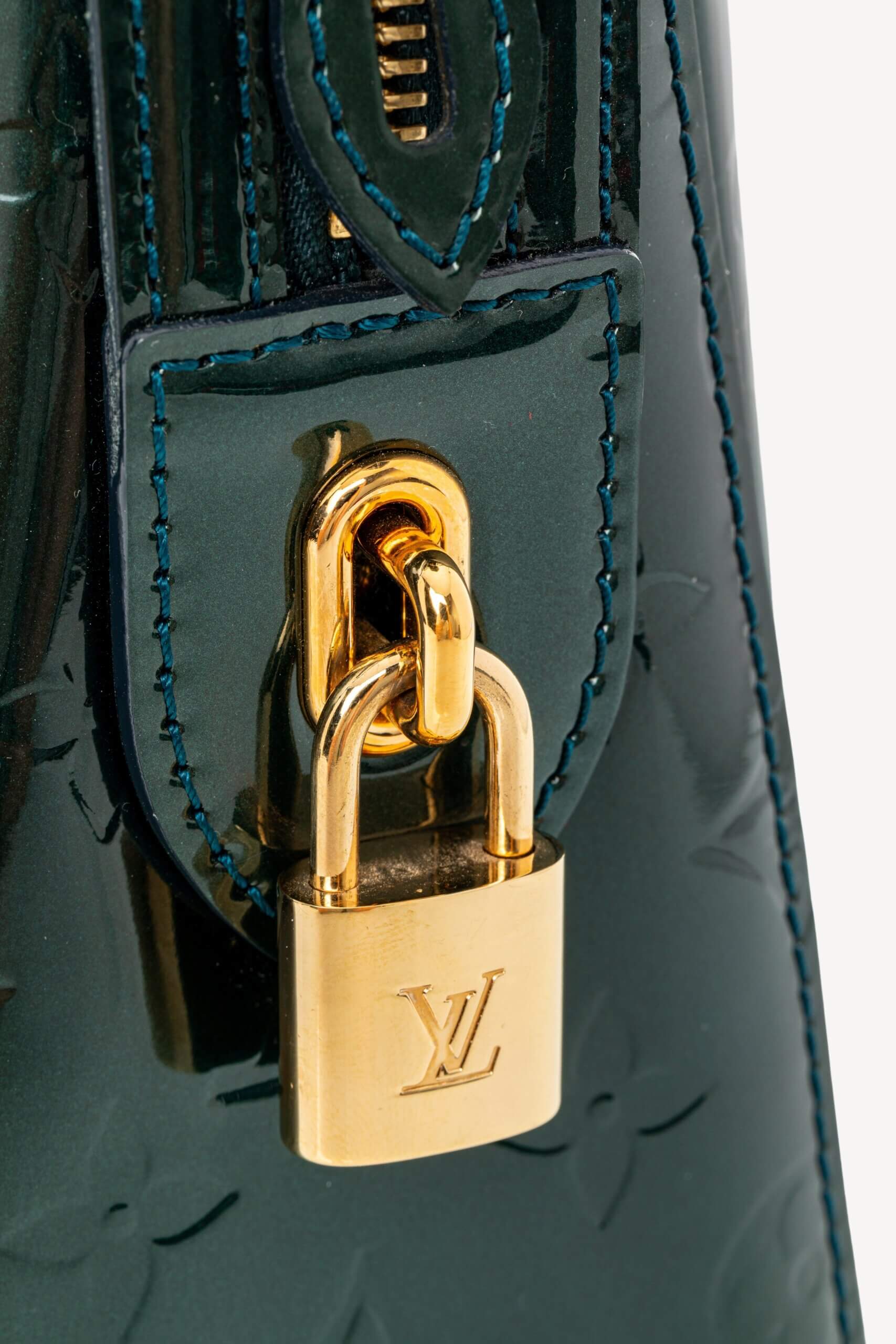 <span style="font-size: 10px;letter-spacing: .15em">BEST DEAL</span><br> <strong>LOUIS VUITTON</strong><br> <div style="margin-top:10px;font-size:16px">Melrose Avenue Monogram Vernis Vert Impression</div><br> - Image 9