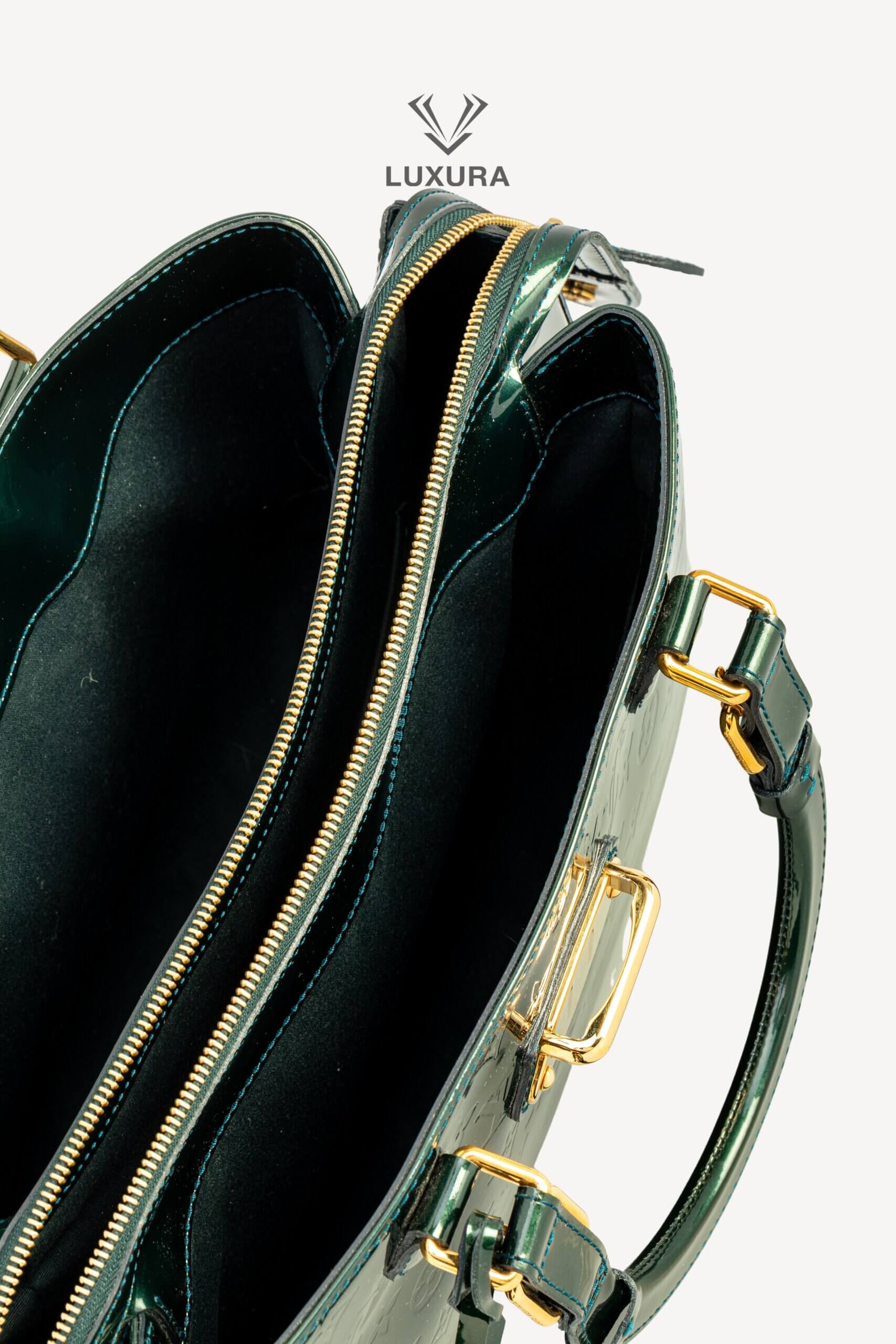 <span style="font-size: 10px;letter-spacing: .15em">BEST DEAL</span><br> <strong>LOUIS VUITTON</strong><br> <div style="margin-top:10px;font-size:16px">Melrose Avenue Monogram Vernis Vert Impression</div><br> - Image 7