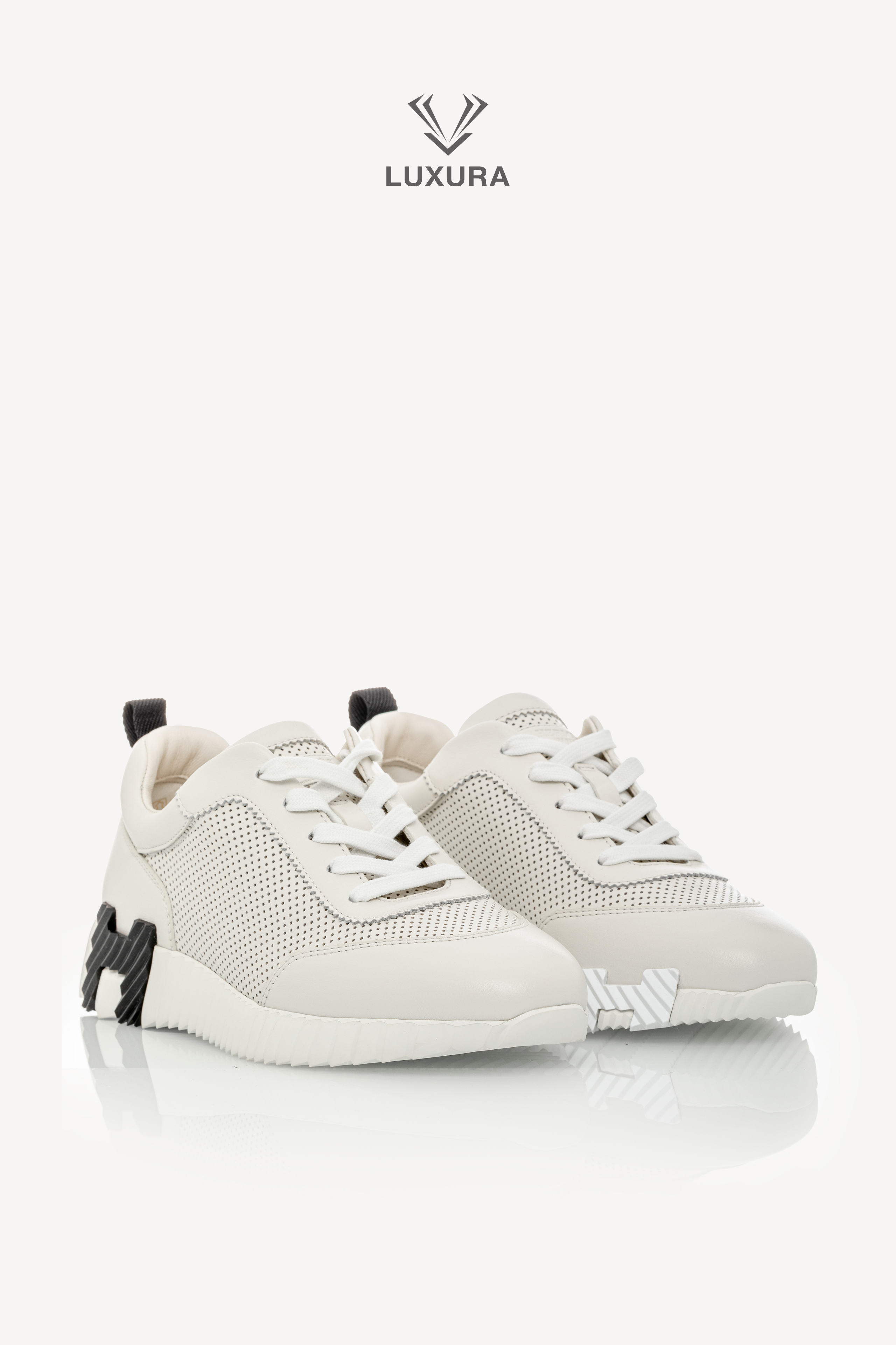 <span style="font-size: 10px;letter-spacing: .15em"></span><br>            <strong>HERMES</strong><br>            <div style="margin-top:10px;font-size:16px">Bouncing Sneaker in Perforated Calfskin Ecru 37.5</div><br> - Image 6