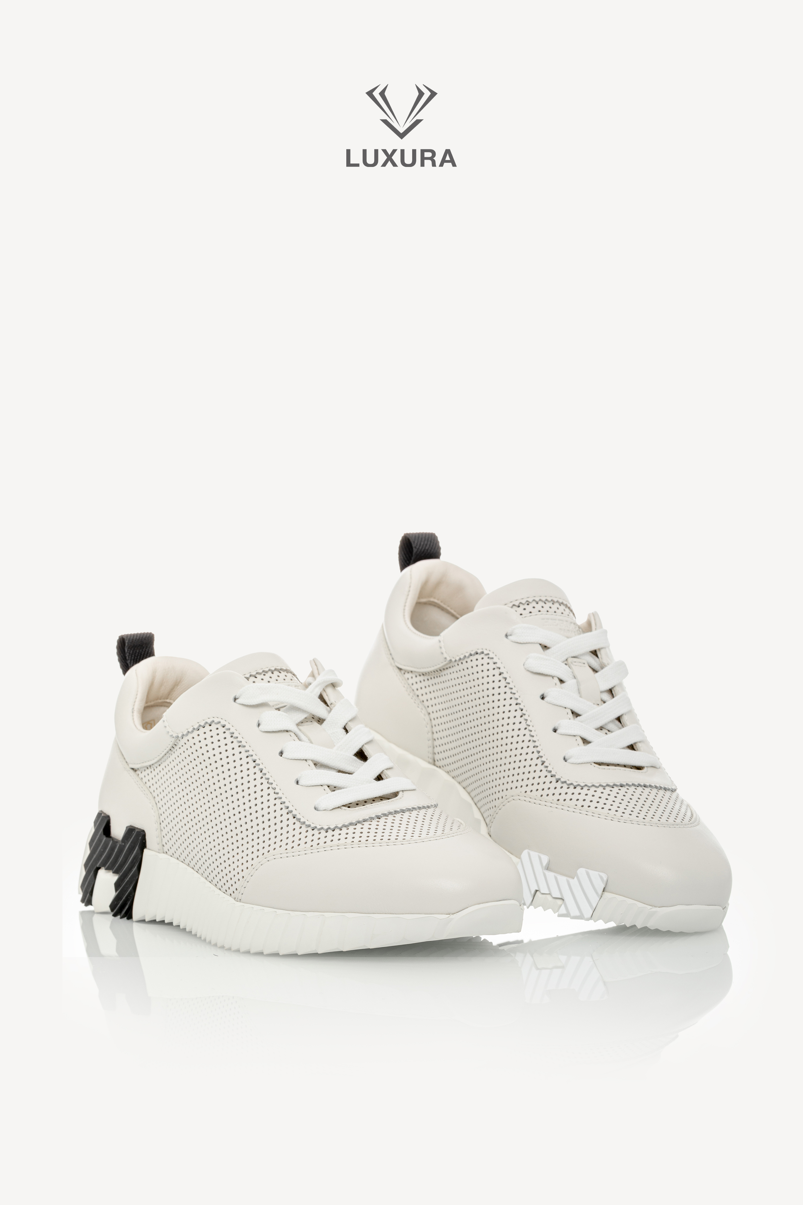 <span style="font-size: 10px;letter-spacing: .15em"></span><br>            <strong>HERMES</strong><br>            <div style="margin-top:10px;font-size:16px">Bouncing Sneaker in Perforated Calfskin Ecru 37.5</div><br> - Image 4