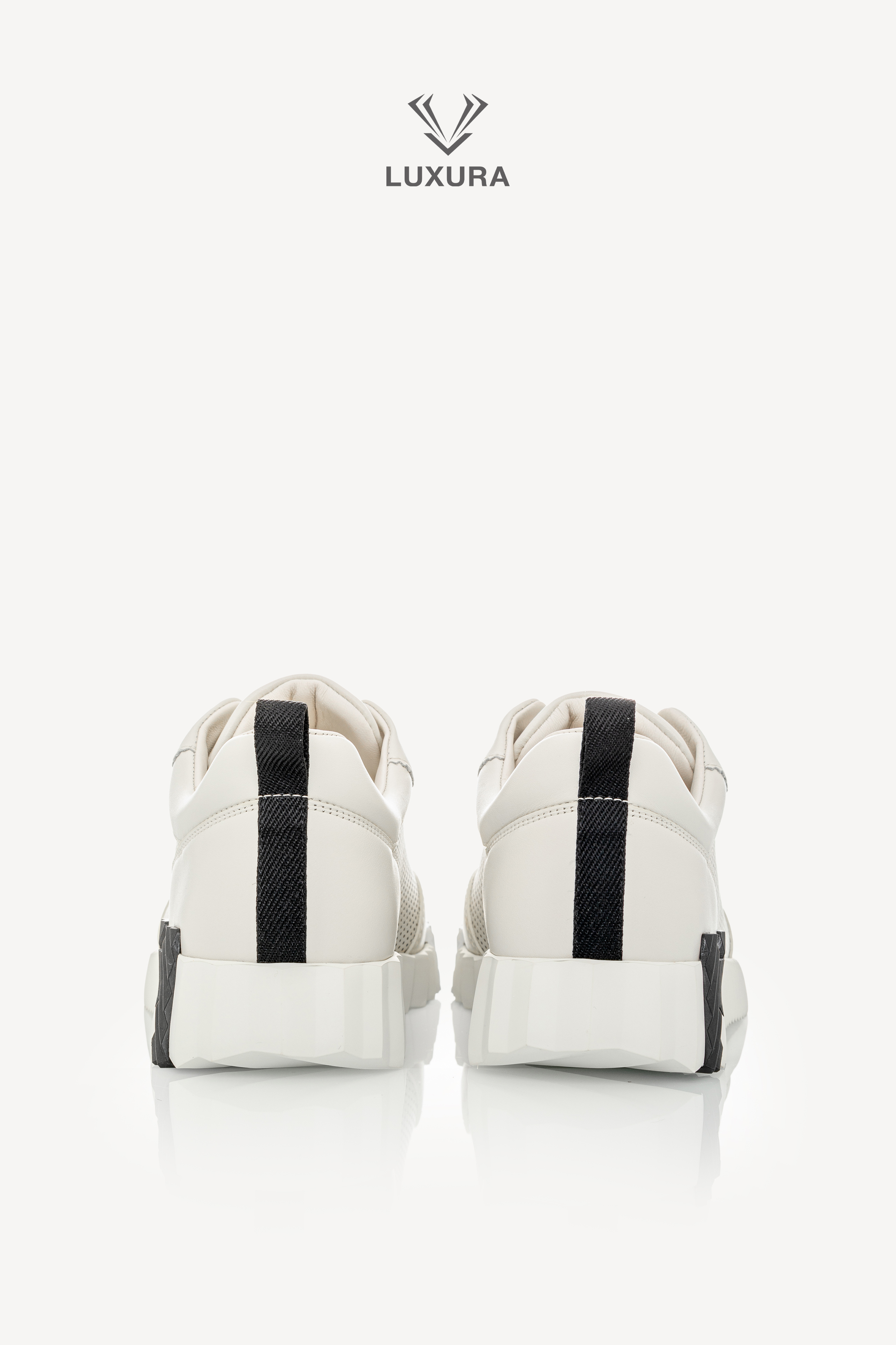 <span style="font-size: 10px;letter-spacing: .15em"></span><br>            <strong>HERMES</strong><br>            <div style="margin-top:10px;font-size:16px">Bouncing Sneaker in Perforated Calfskin Ecru 37.5</div><br> - Image 8