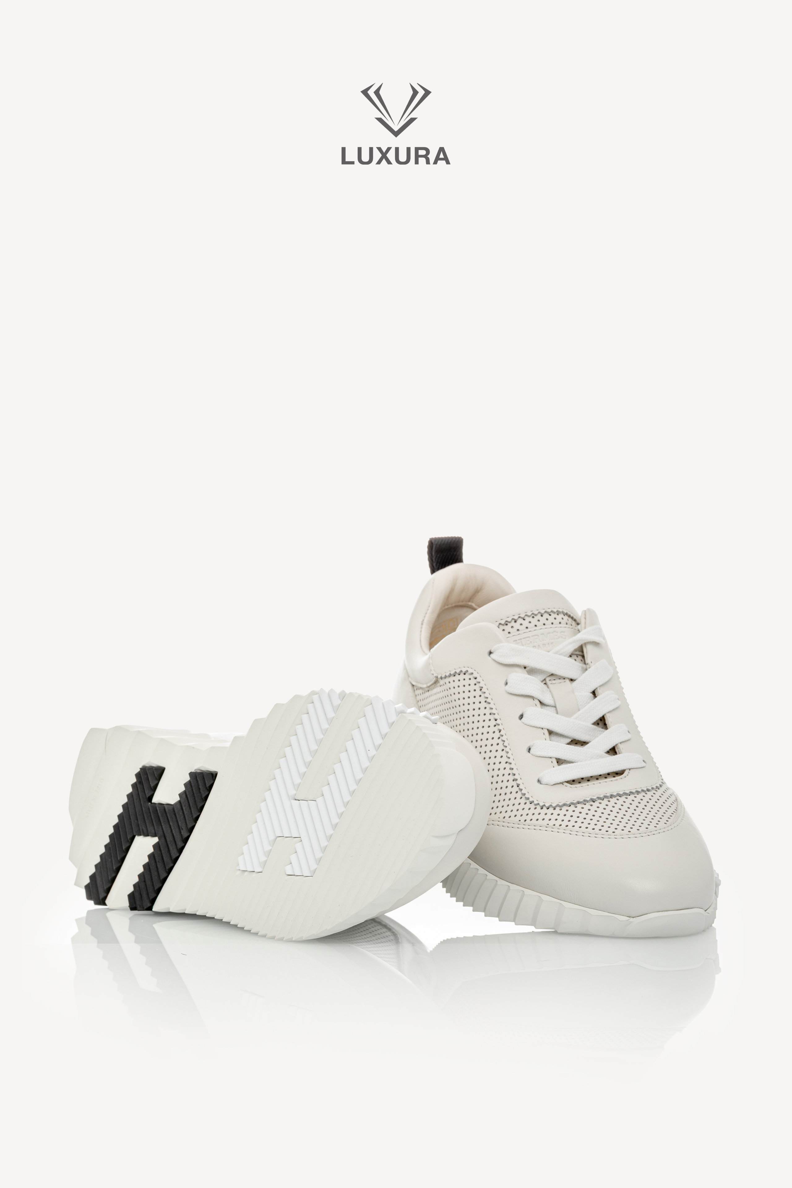 <span style="font-size: 10px;letter-spacing: .15em"></span><br>            <strong>HERMES</strong><br>            <div style="margin-top:10px;font-size:16px">Bouncing Sneaker in Perforated Calfskin Ecru 37.5</div><br> - Image 26