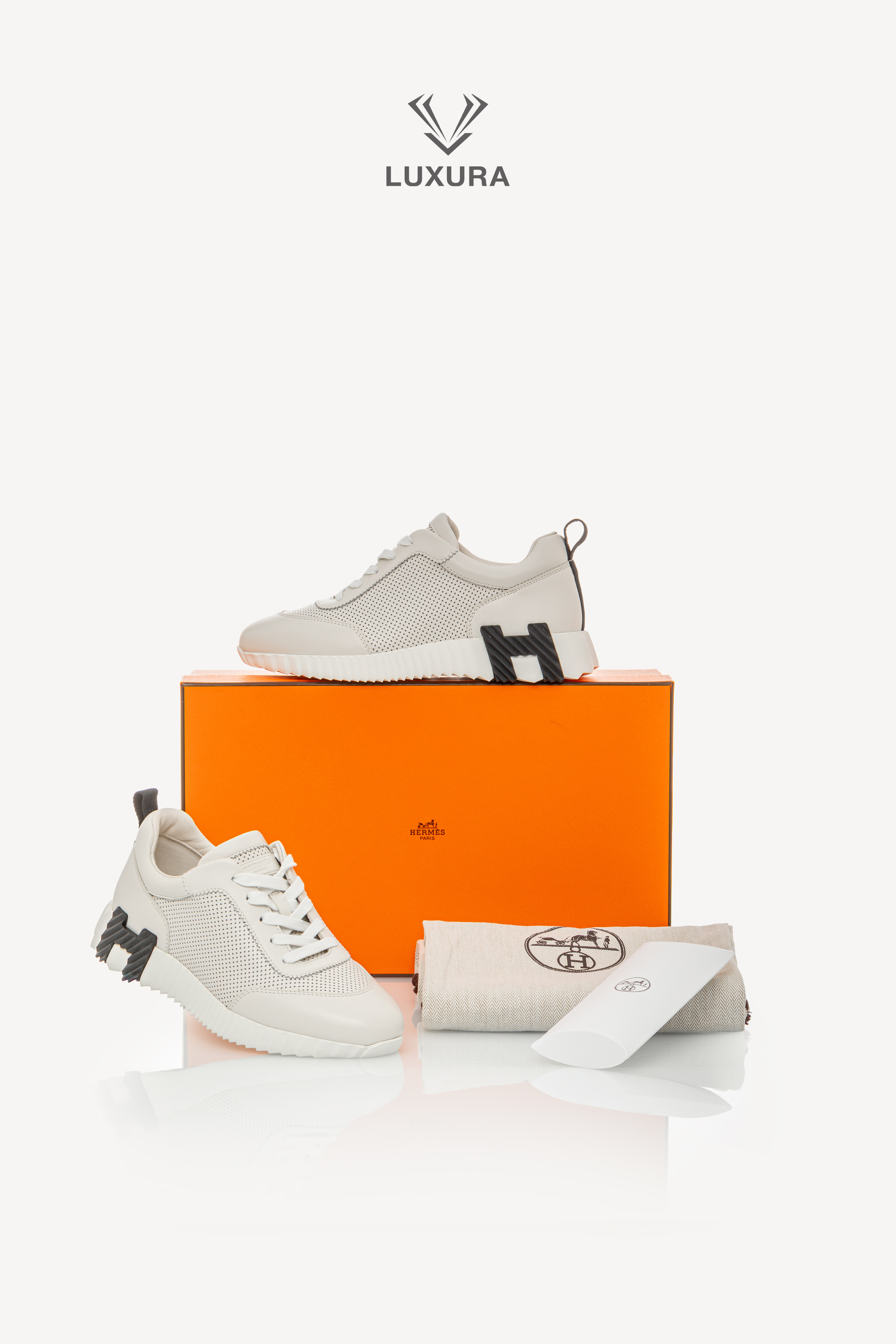 <span style="font-size: 10px;letter-spacing: .15em"></span><br>            <strong>HERMES</strong><br>            <div style="margin-top:10px;font-size:16px">Bouncing Sneaker in Perforated Calfskin Ecru 37.5</div><br> - Image 2