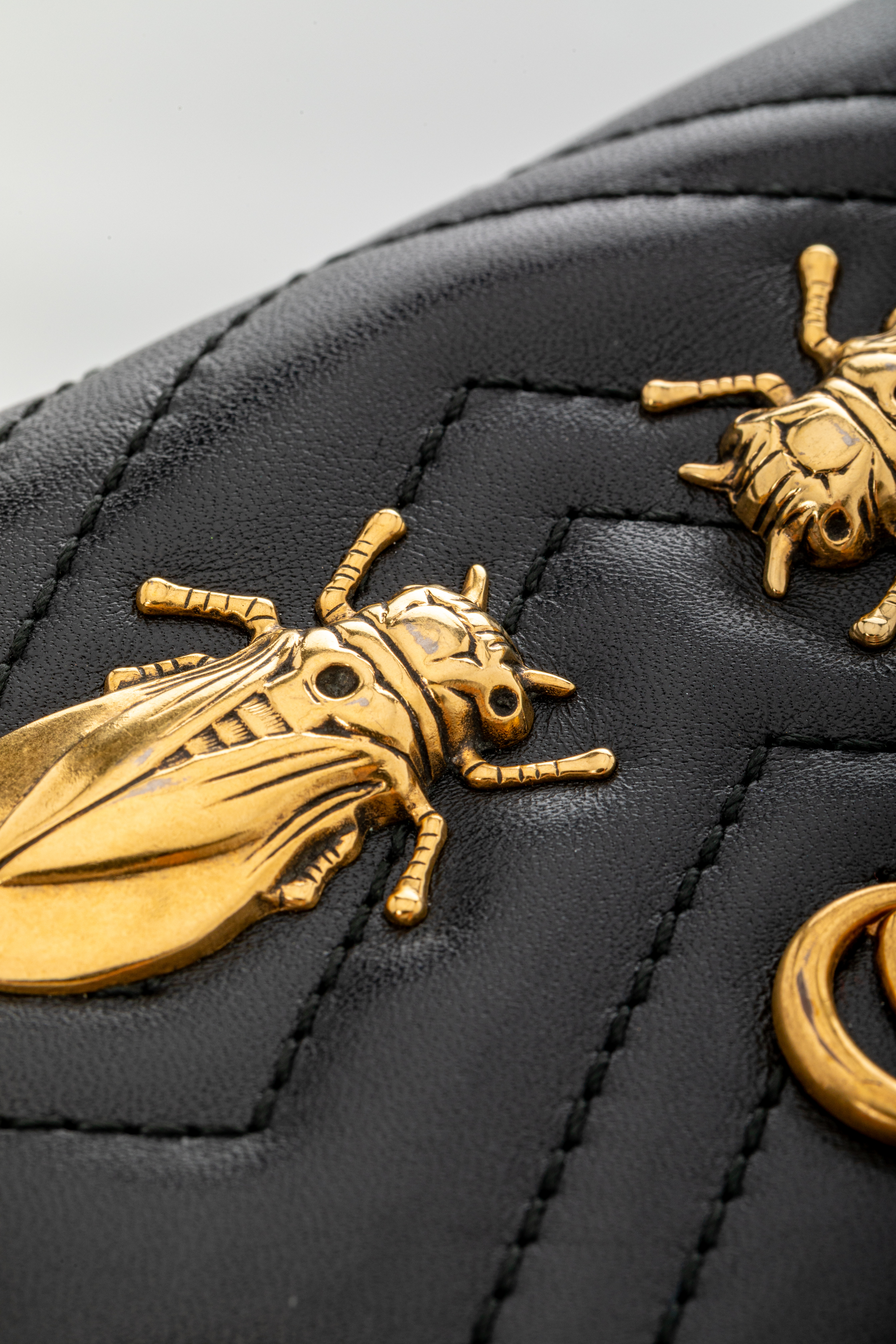 <span style="font-size: 10px;letter-spacing: .15em">HARD TO FIND</span><br> <strong>GUCCI</strong><br> <div style="margin-top:10px;font-size:16px">Leather Cicada GG Marmont Card Case Black</div><br> - Image 7
