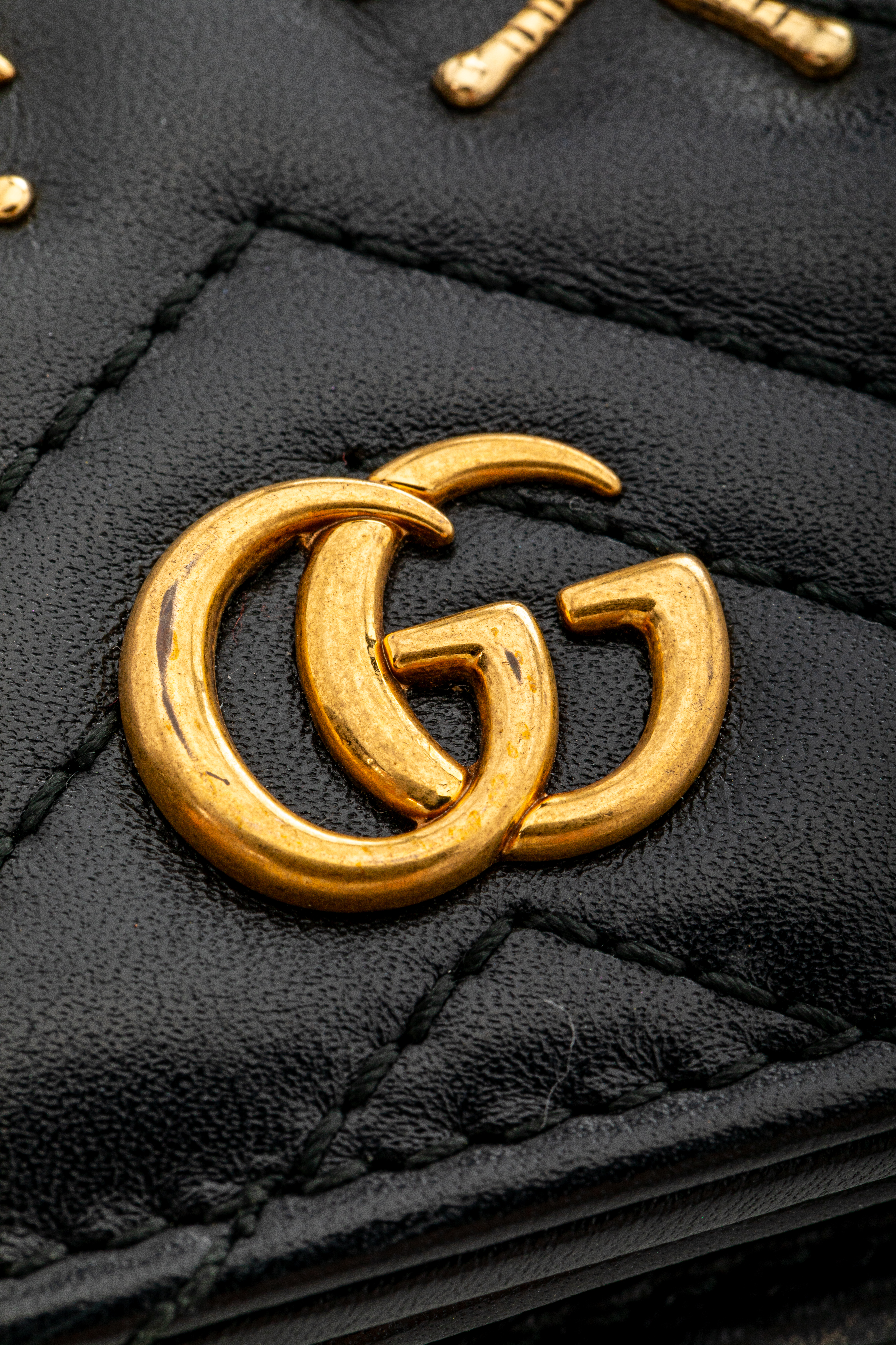 <span style="font-size: 10px;letter-spacing: .15em">HARD TO FIND</span><br> <strong>GUCCI</strong><br> <div style="margin-top:10px;font-size:16px">Leather Cicada GG Marmont Card Case Black</div><br> - Image 8