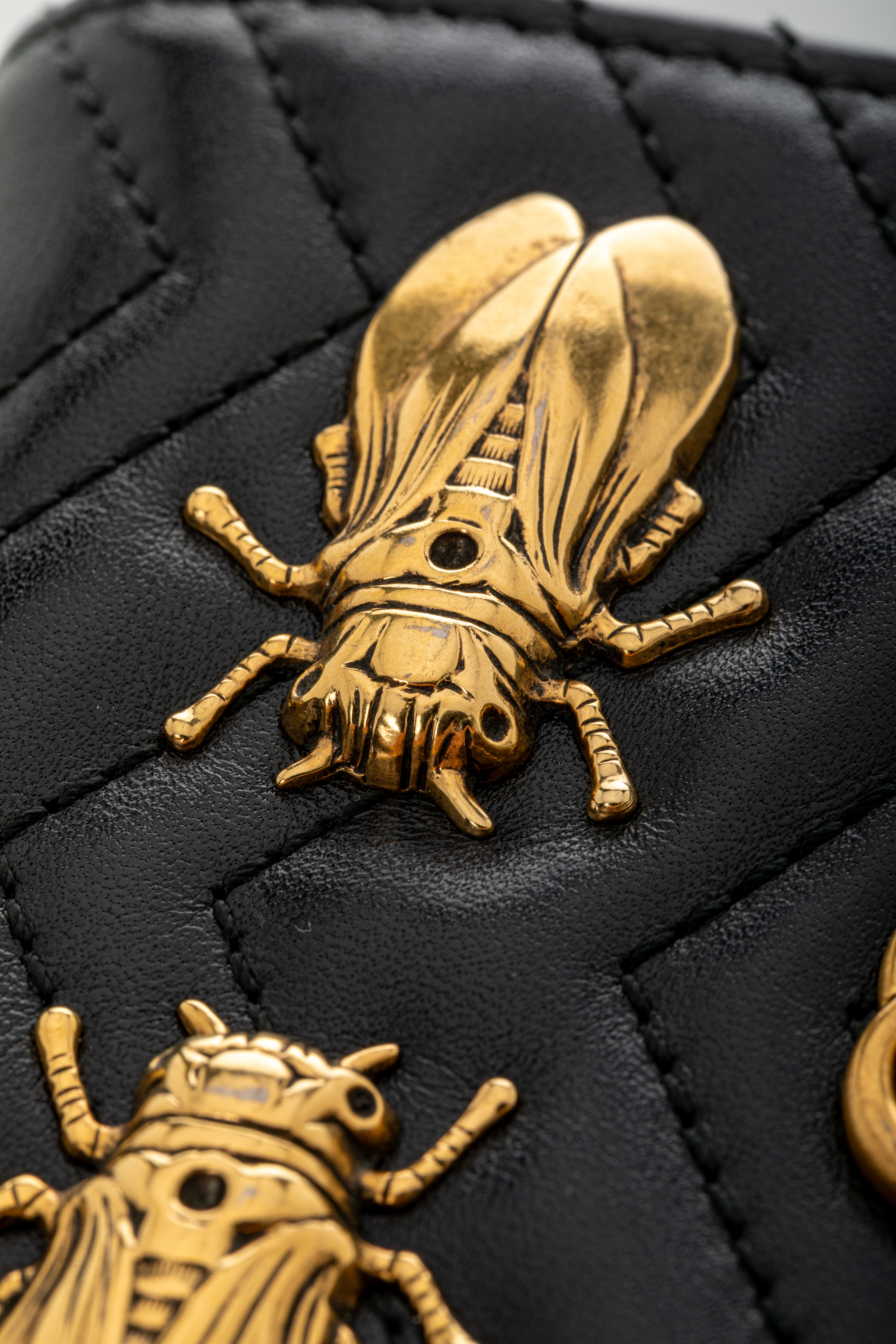 <span style="font-size: 10px;letter-spacing: .15em">HARD TO FIND</span><br> <strong>GUCCI</strong><br> <div style="margin-top:10px;font-size:16px">Leather Cicada GG Marmont Card Case Black</div><br> - Image 9