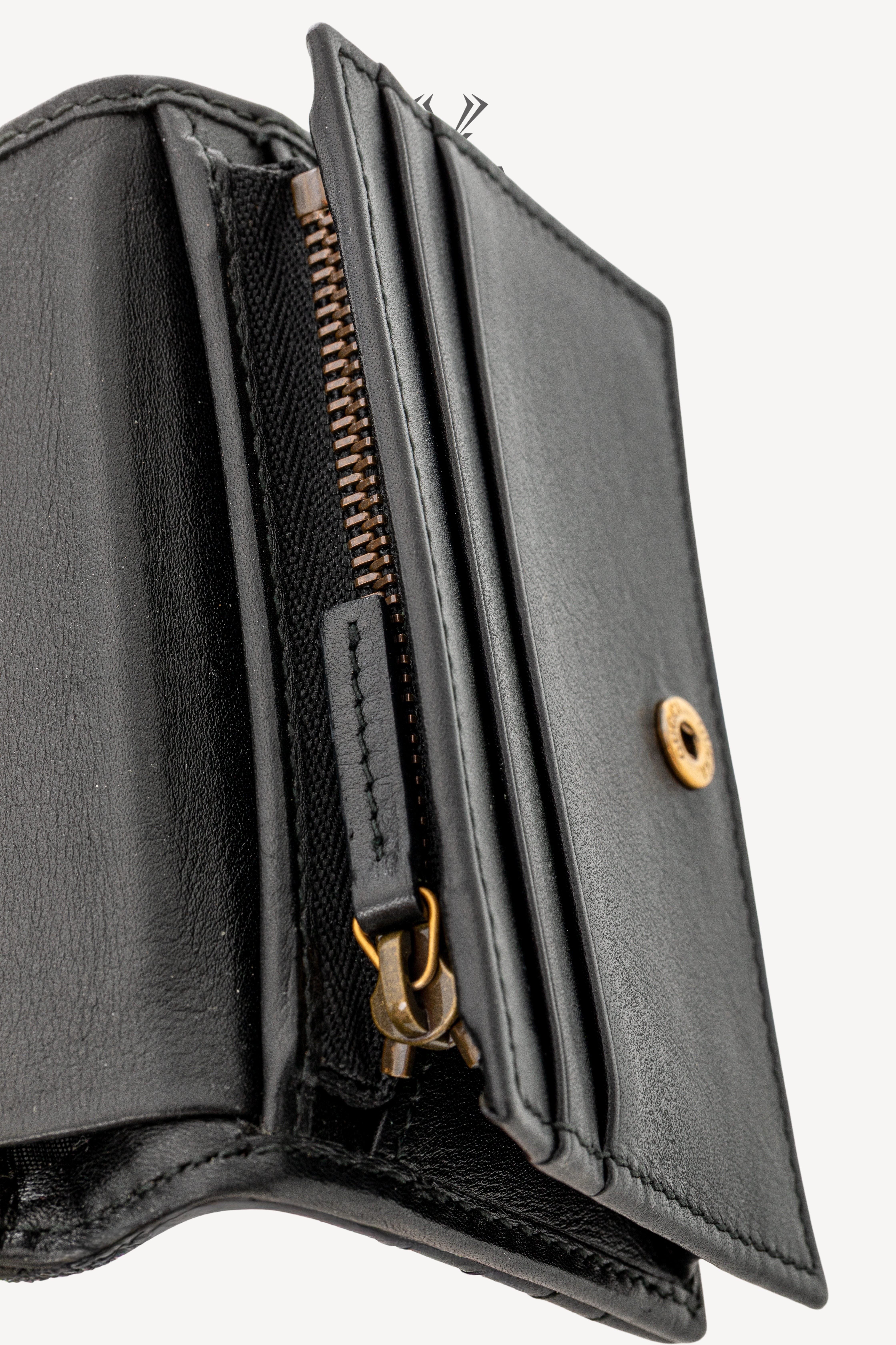 <span style="font-size: 10px;letter-spacing: .15em">HARD TO FIND</span><br> <strong>GUCCI</strong><br> <div style="margin-top:10px;font-size:16px">Leather Cicada GG Marmont Card Case Black</div><br> - Image 12