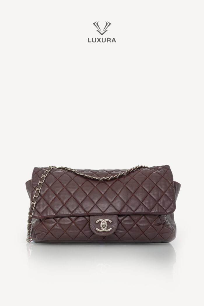 <span style="font-size: 10px;letter-spacing: .15em">BEST DEAL</span><br>            <strong>CHANEL</strong><br>            <div style="margin-top:10px;font-size:16px">Lambskin Quilted Jumbo Flap With Silver Hardware Burgundy</div><br>