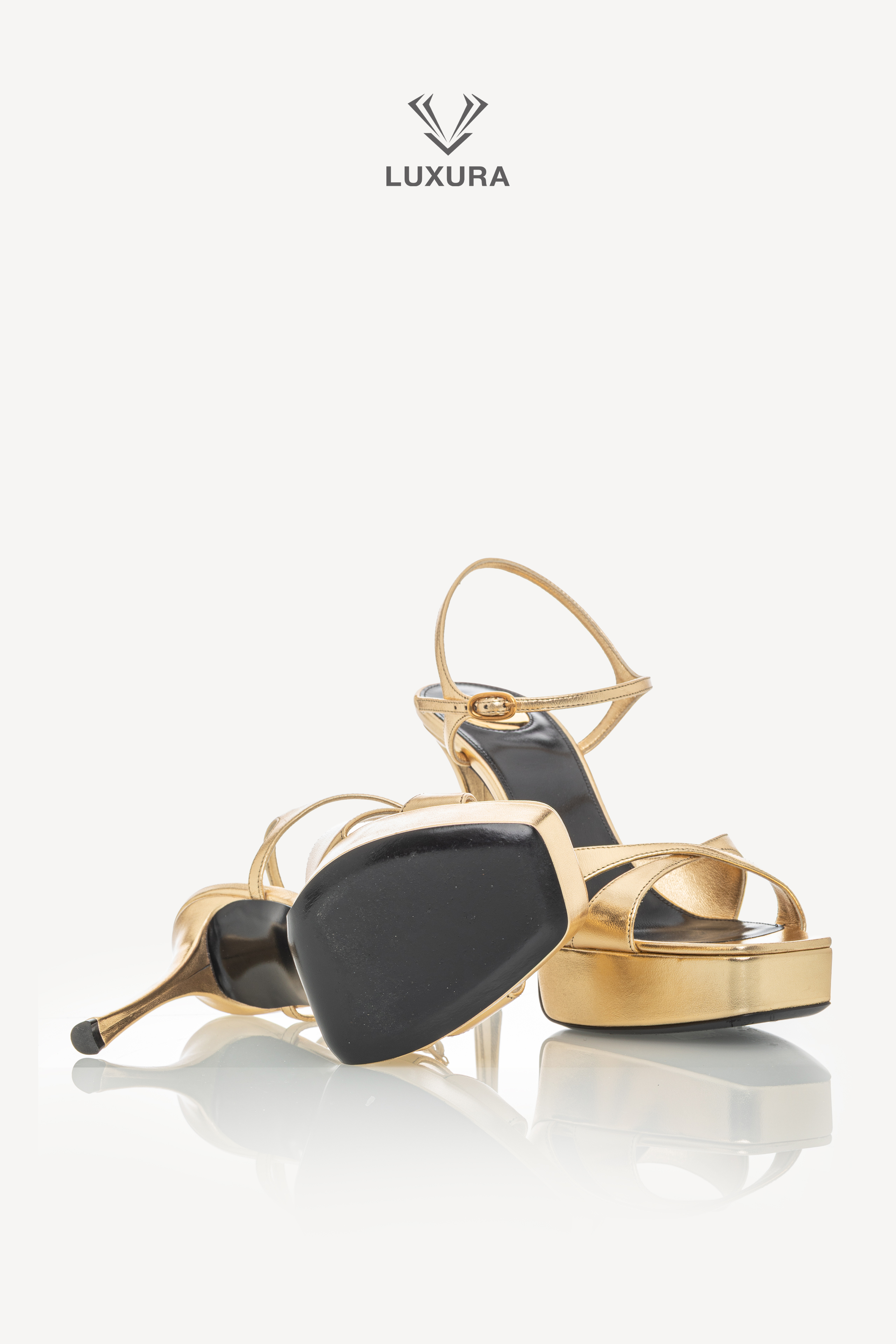 <span style="font-size: 10px;letter-spacing: .15em">NEW COLLECTION</span><br>            <strong>SAINT LAURENT</strong><br>            <div style="margin-top:10px;font-size:16px">Metallic Debbie 85 Platform Sandal Gold 38</div><br> - Image 16