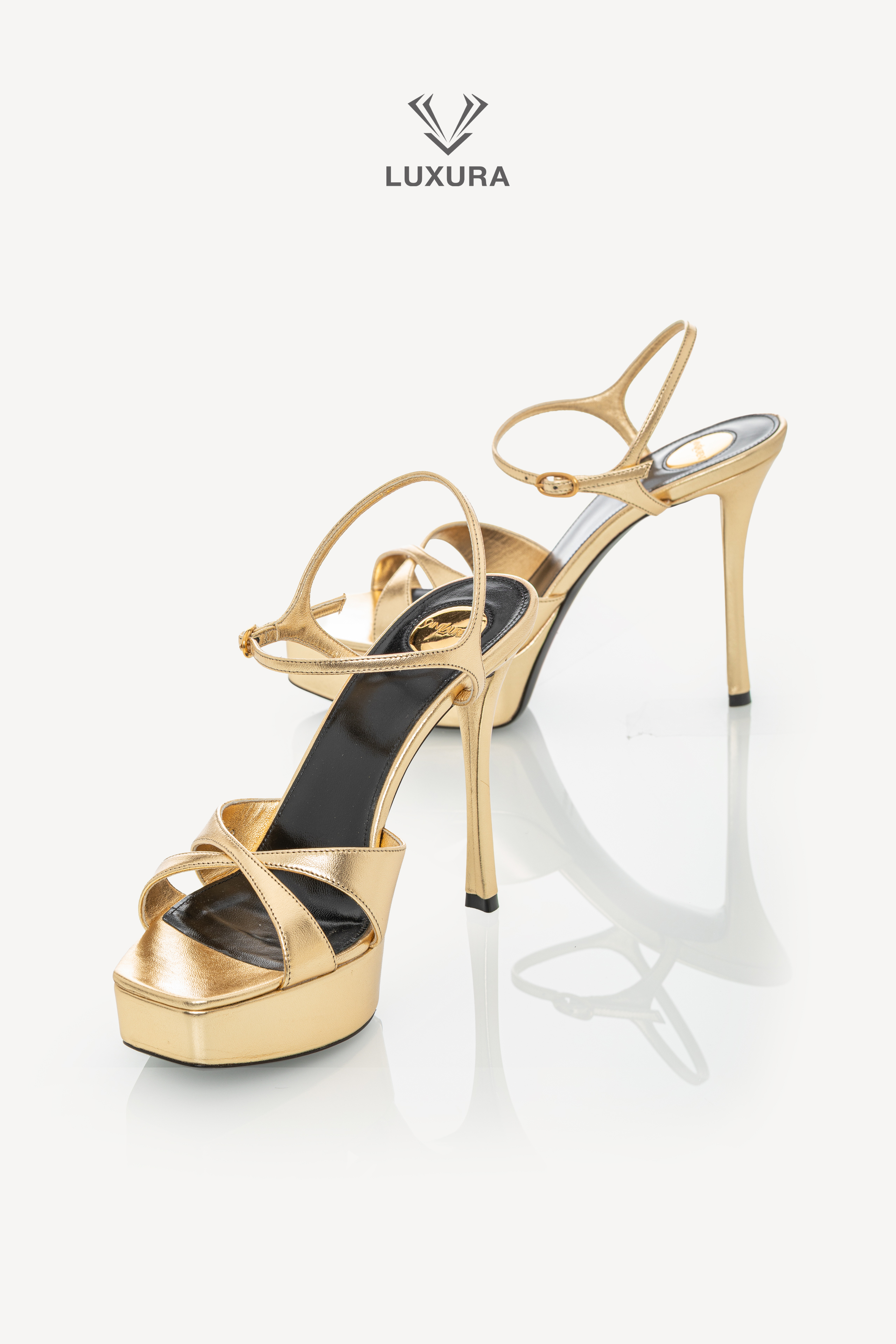 <span style="font-size: 10px;letter-spacing: .15em">NEW COLLECTION</span><br>            <strong>SAINT LAURENT</strong><br>            <div style="margin-top:10px;font-size:16px">Metallic Debbie 85 Platform Sandal Gold 38</div><br> - Image 3