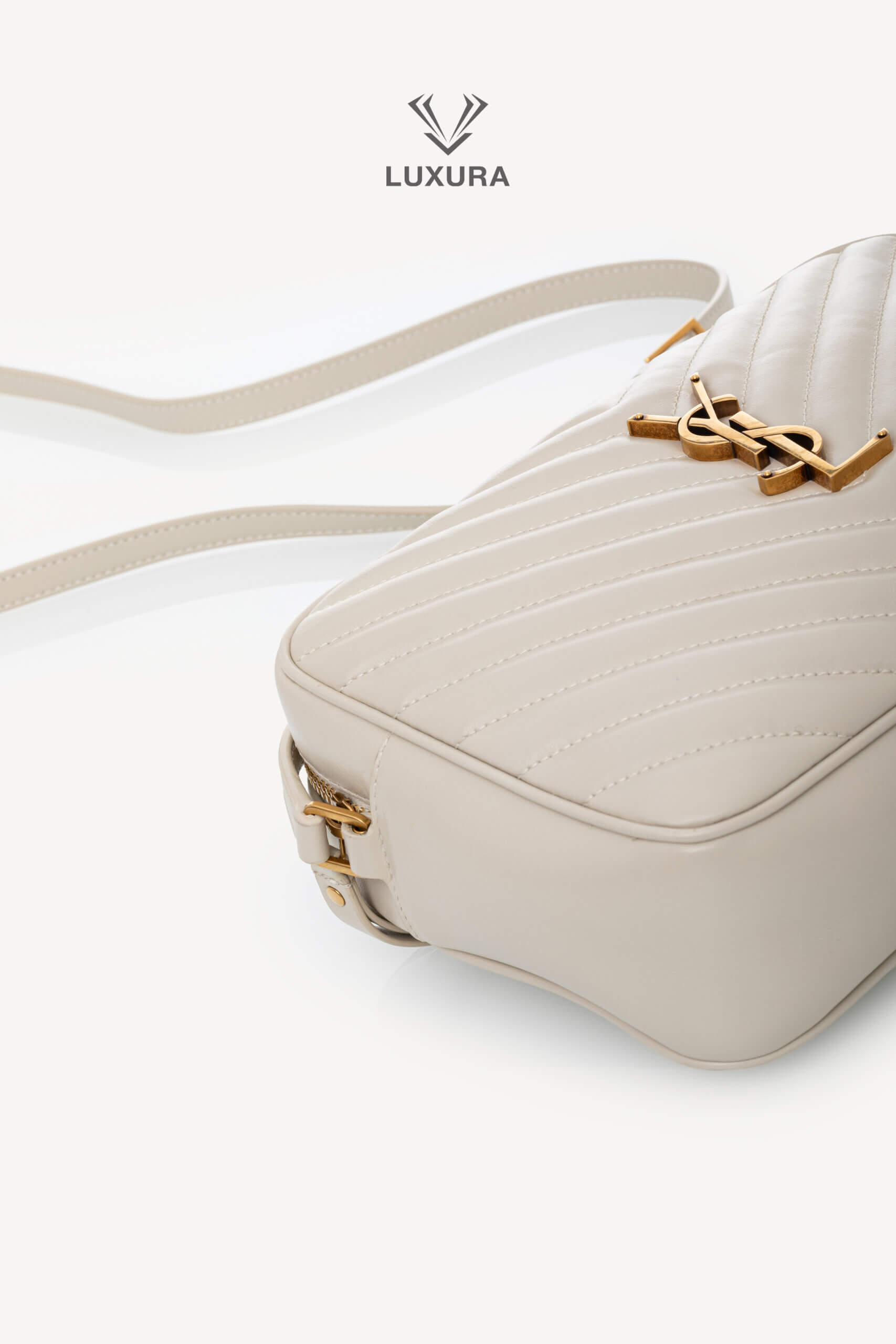 <span style="font-size: 10px;letter-spacing: .15em">HARD TO FIND</span><br>
            <strong>SAINT LAURENT</strong><br>
            <div style="margin-top:10px;font-size:16px">Lou Camera Bag In Quilted Leather White</div><br> - Image 5