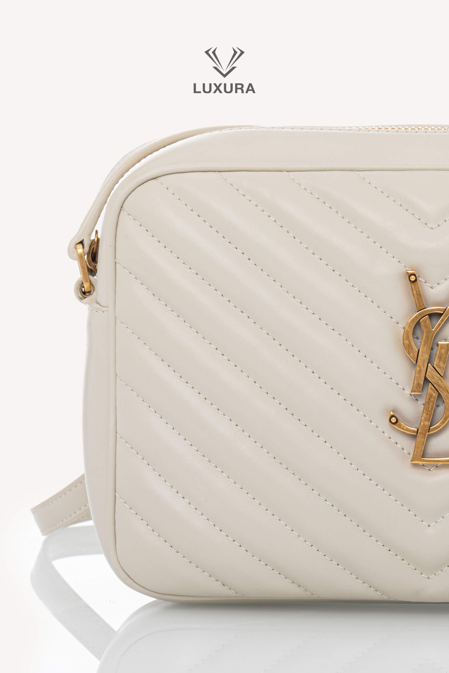 <span style="font-size: 10px;letter-spacing: .15em">HARD TO FIND</span><br>
            <strong>SAINT LAURENT</strong><br>
            <div style="margin-top:10px;font-size:16px">Lou Camera Bag In Quilted Leather White</div><br> - Image 9