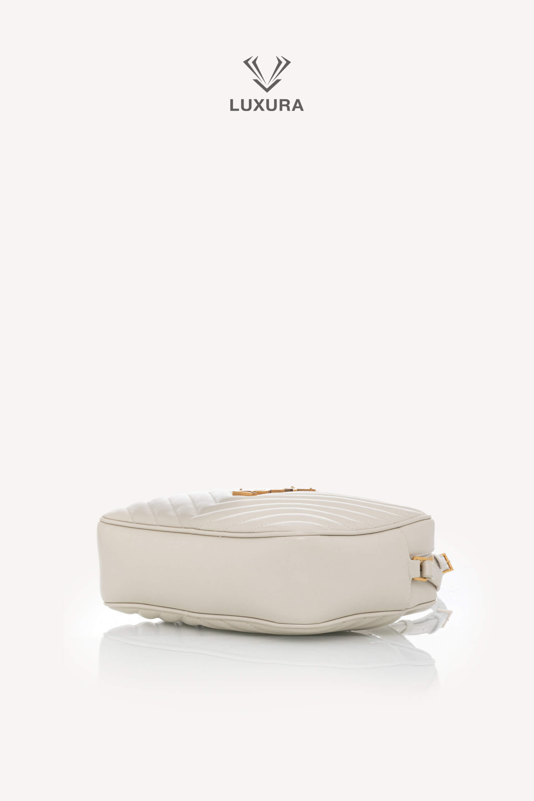 <span style="font-size: 10px;letter-spacing: .15em">HARD TO FIND</span><br>
            <strong>SAINT LAURENT</strong><br>
            <div style="margin-top:10px;font-size:16px">Lou Camera Bag In Quilted Leather White</div><br> - Image 22