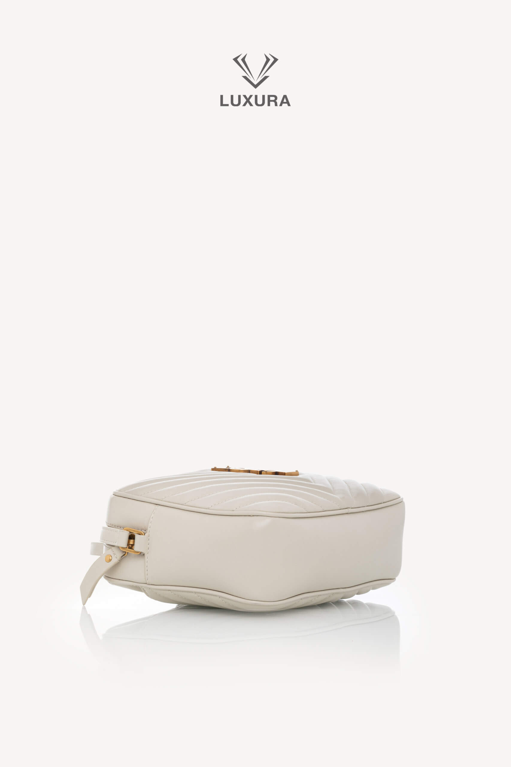 <span style="font-size: 10px;letter-spacing: .15em">HARD TO FIND</span><br>
            <strong>SAINT LAURENT</strong><br>
            <div style="margin-top:10px;font-size:16px">Lou Camera Bag In Quilted Leather White</div><br> - Image 20