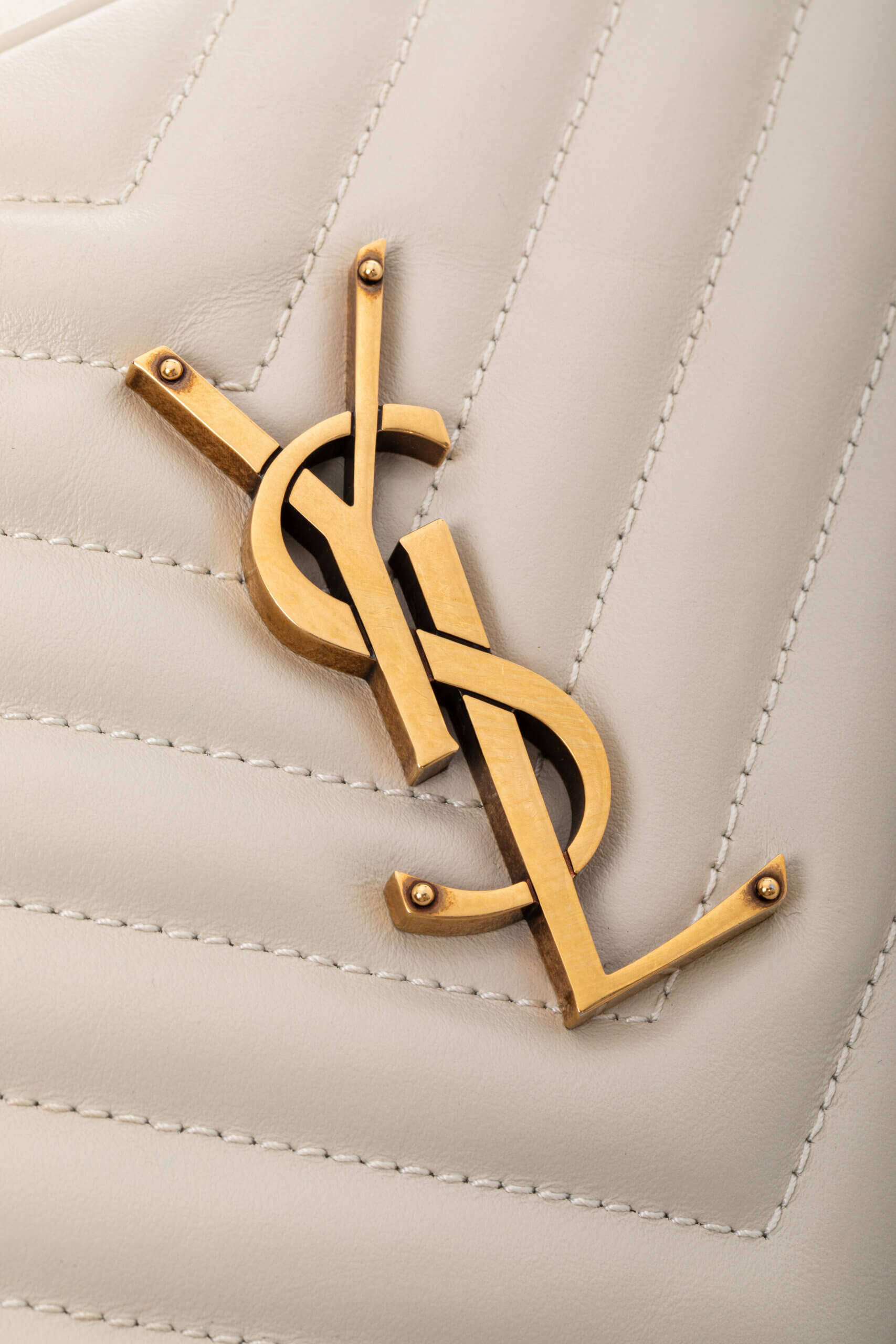 <span style="font-size: 10px;letter-spacing: .15em">HARD TO FIND</span><br>
            <strong>SAINT LAURENT</strong><br>
            <div style="margin-top:10px;font-size:16px">Lou Camera Bag In Quilted Leather White</div><br> - Image 11