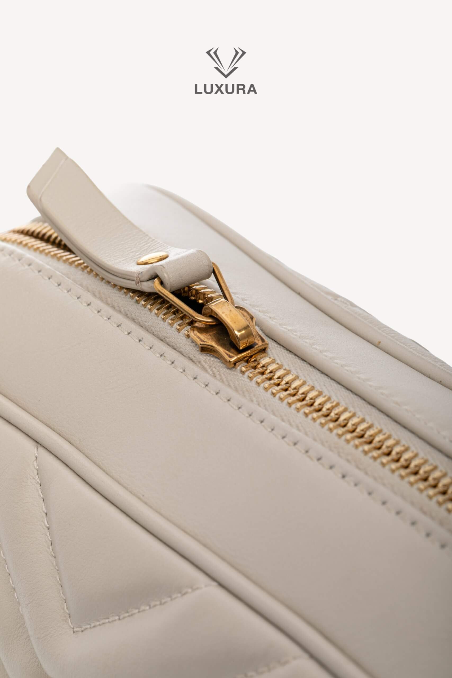 <span style="font-size: 10px;letter-spacing: .15em">HARD TO FIND</span><br>
            <strong>SAINT LAURENT</strong><br>
            <div style="margin-top:10px;font-size:16px">Lou Camera Bag In Quilted Leather White</div><br> - Image 13