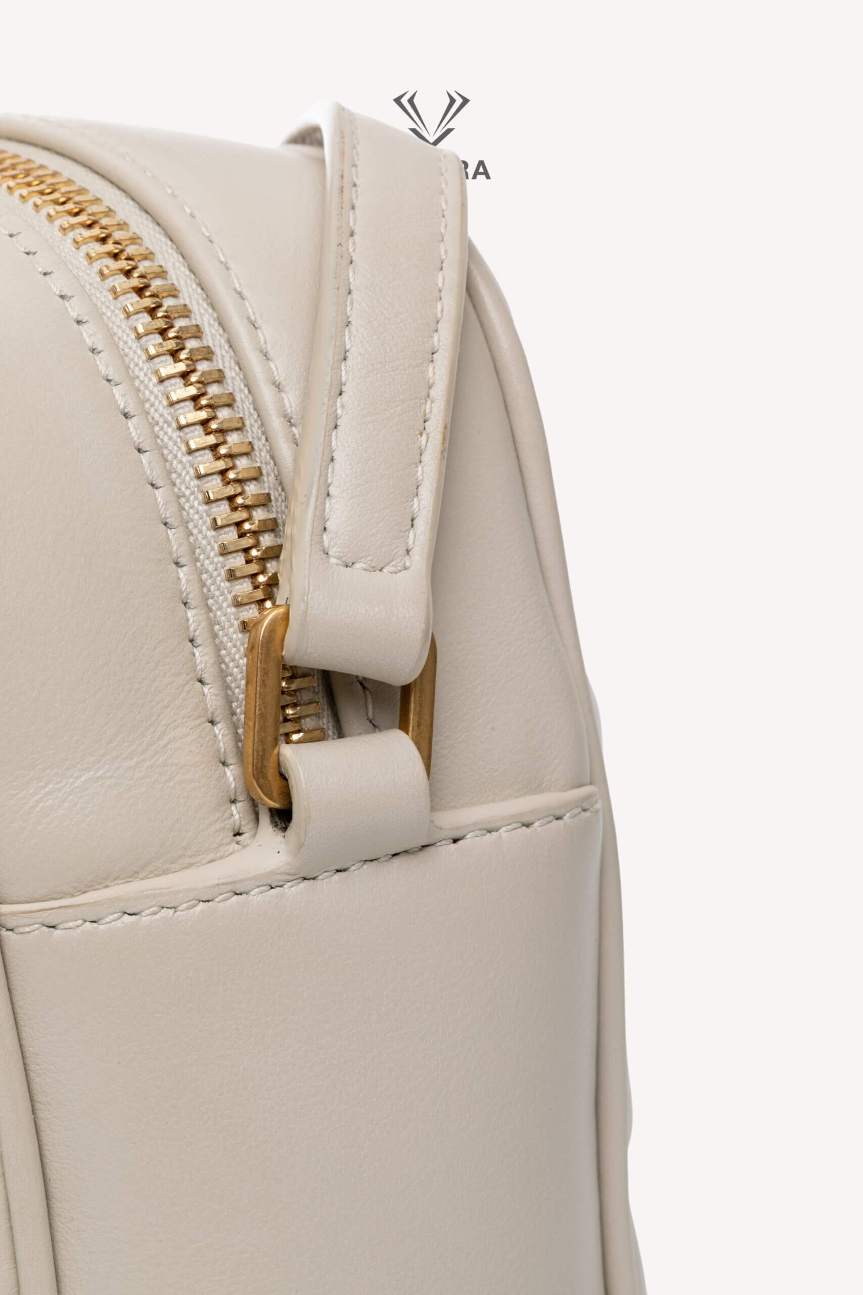<span style="font-size: 10px;letter-spacing: .15em">HARD TO FIND</span><br>
            <strong>SAINT LAURENT</strong><br>
            <div style="margin-top:10px;font-size:16px">Lou Camera Bag In Quilted Leather White</div><br> - Image 15