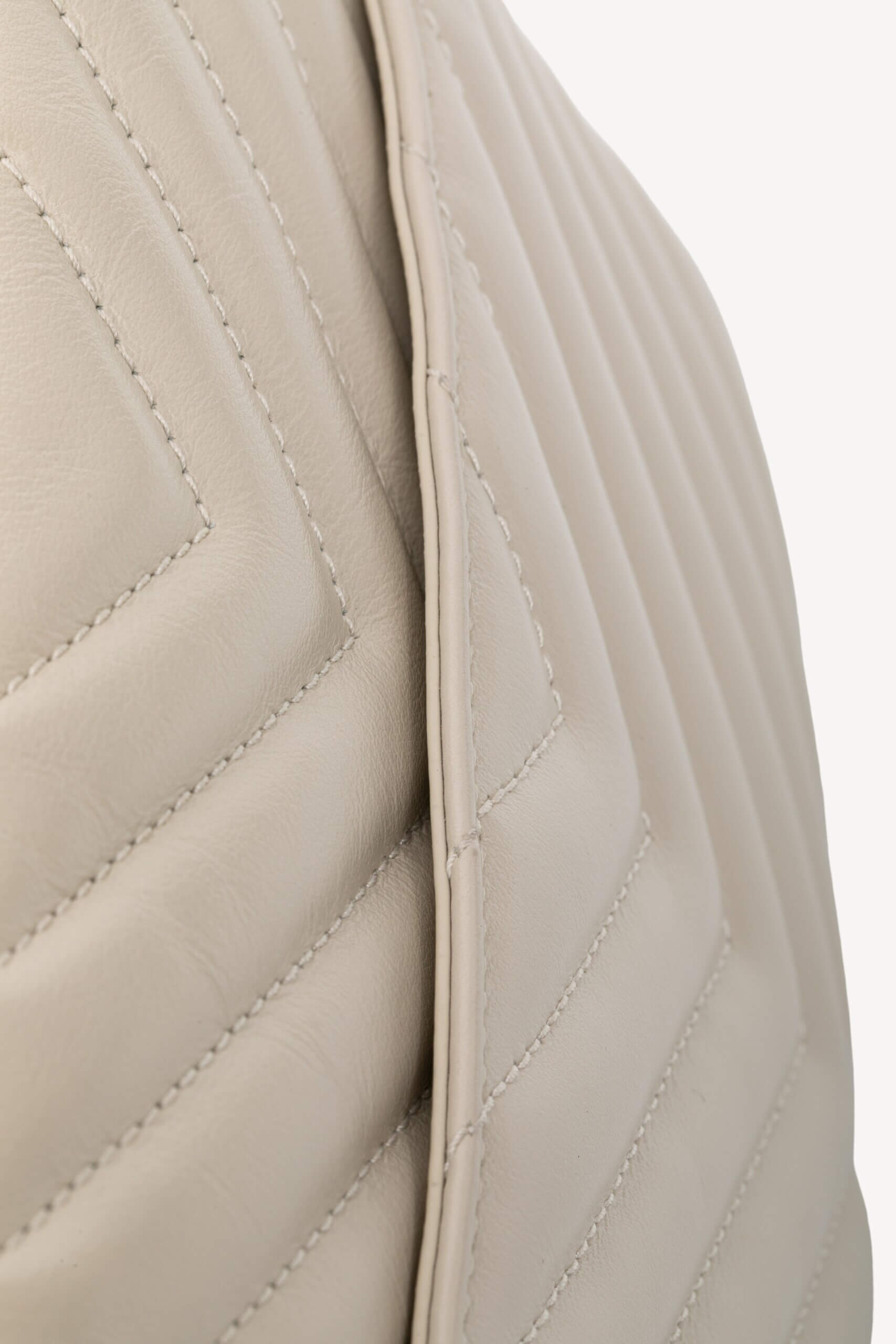 <span style="font-size: 10px;letter-spacing: .15em">HARD TO FIND</span><br>
            <strong>SAINT LAURENT</strong><br>
            <div style="margin-top:10px;font-size:16px">Lou Camera Bag In Quilted Leather White</div><br> - Image 14