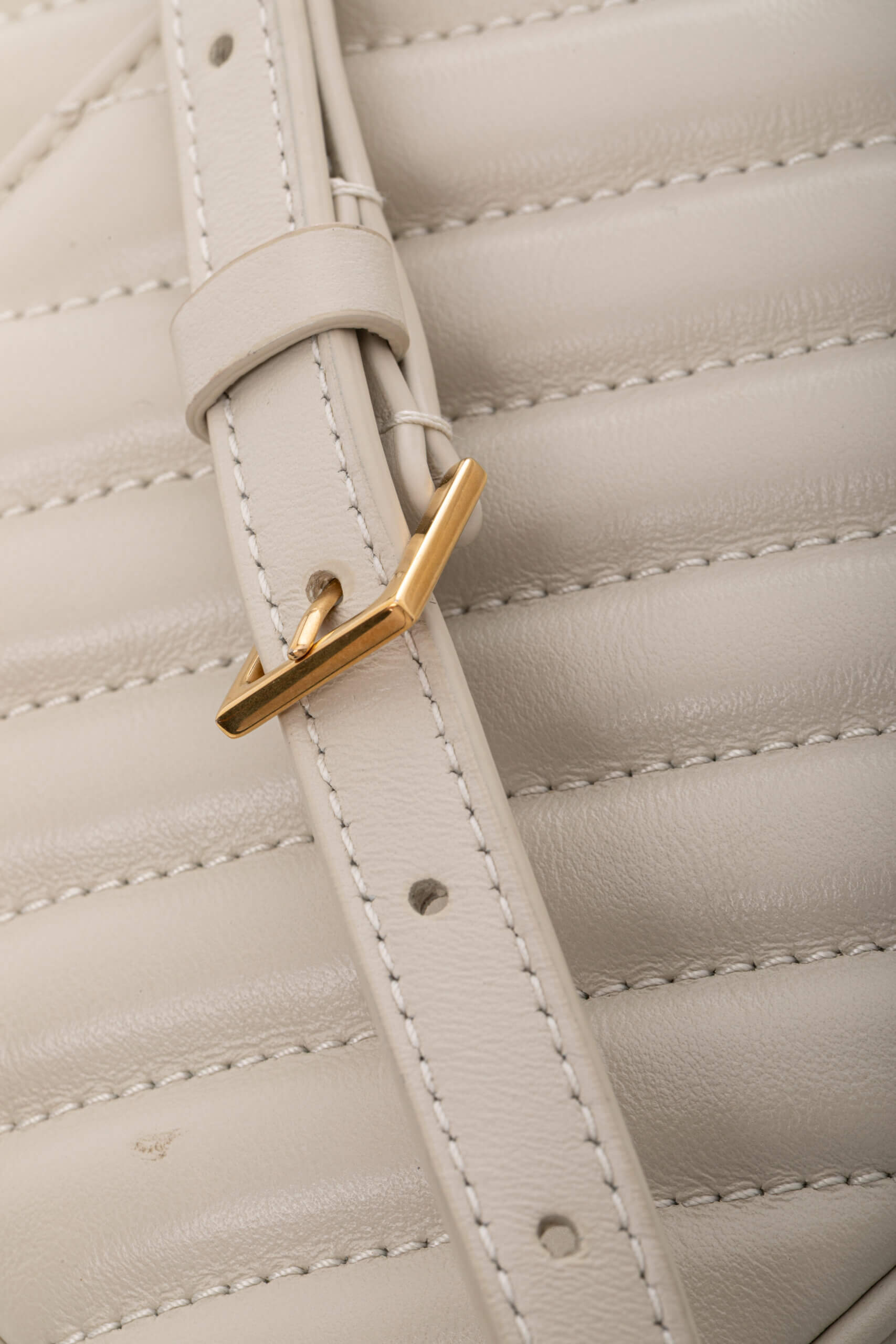 <span style="font-size: 10px;letter-spacing: .15em">HARD TO FIND</span><br>
            <strong>SAINT LAURENT</strong><br>
            <div style="margin-top:10px;font-size:16px">Lou Camera Bag In Quilted Leather White</div><br> - Image 18