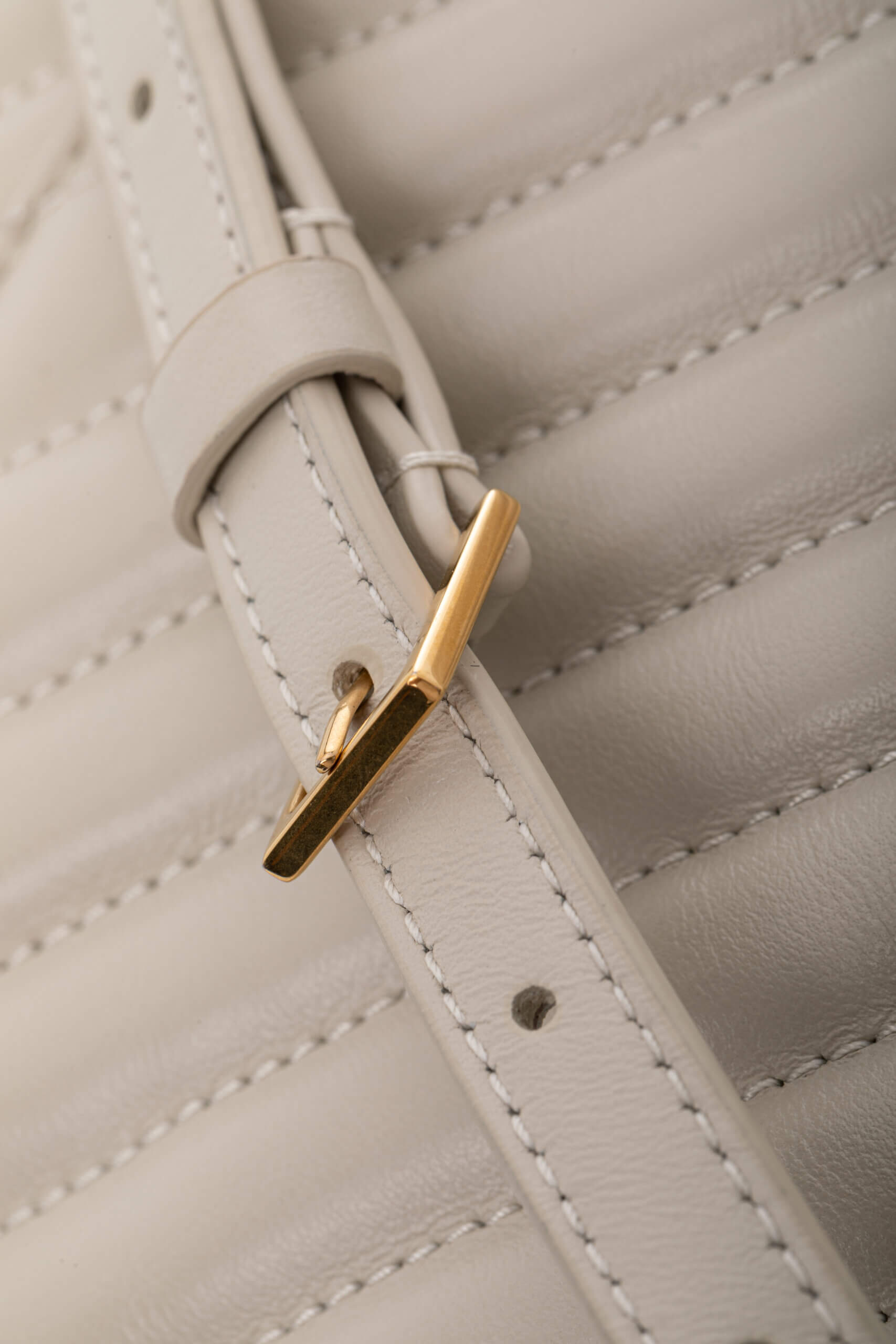 <span style="font-size: 10px;letter-spacing: .15em">HARD TO FIND</span><br>
            <strong>SAINT LAURENT</strong><br>
            <div style="margin-top:10px;font-size:16px">Lou Camera Bag In Quilted Leather White</div><br> - Image 16