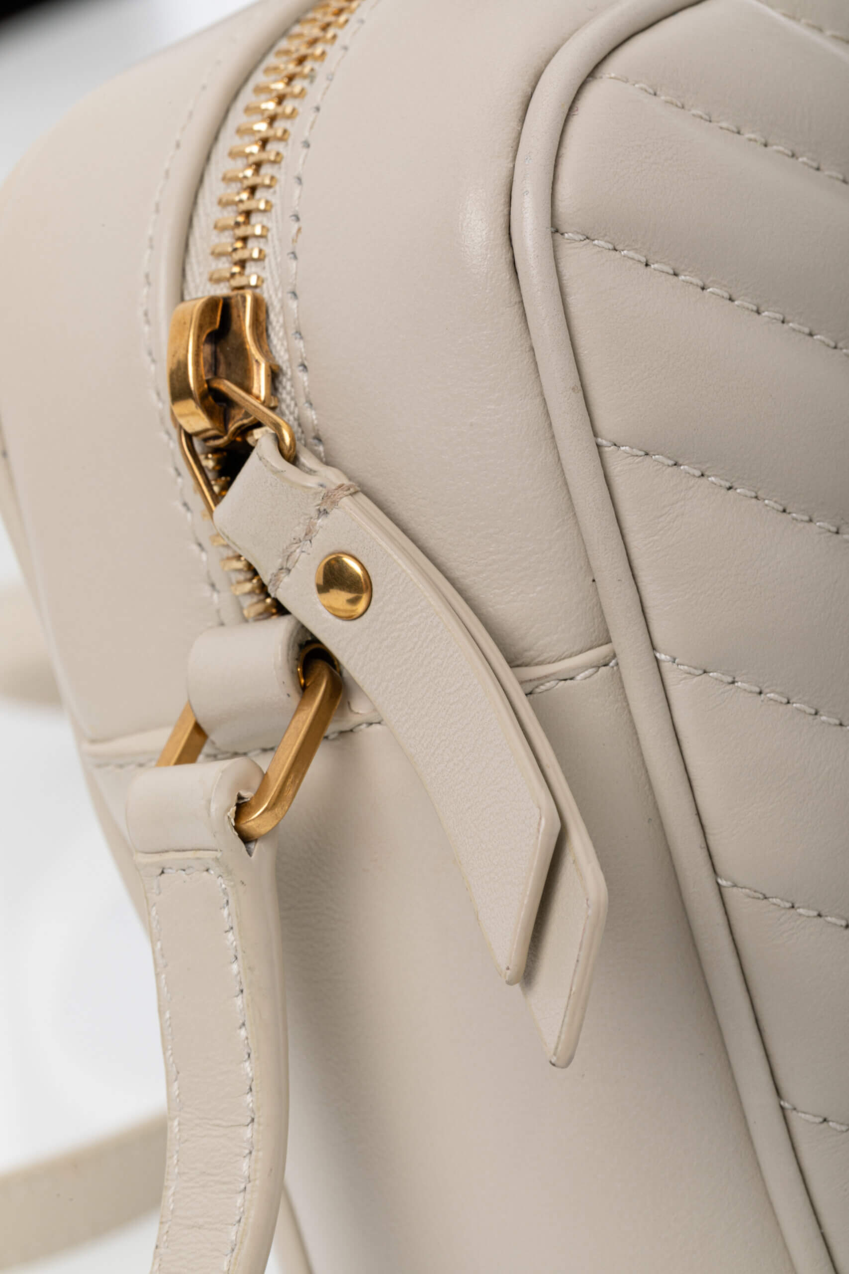 <span style="font-size: 10px;letter-spacing: .15em">HARD TO FIND</span><br>
            <strong>SAINT LAURENT</strong><br>
            <div style="margin-top:10px;font-size:16px">Lou Camera Bag In Quilted Leather White</div><br> - Image 17