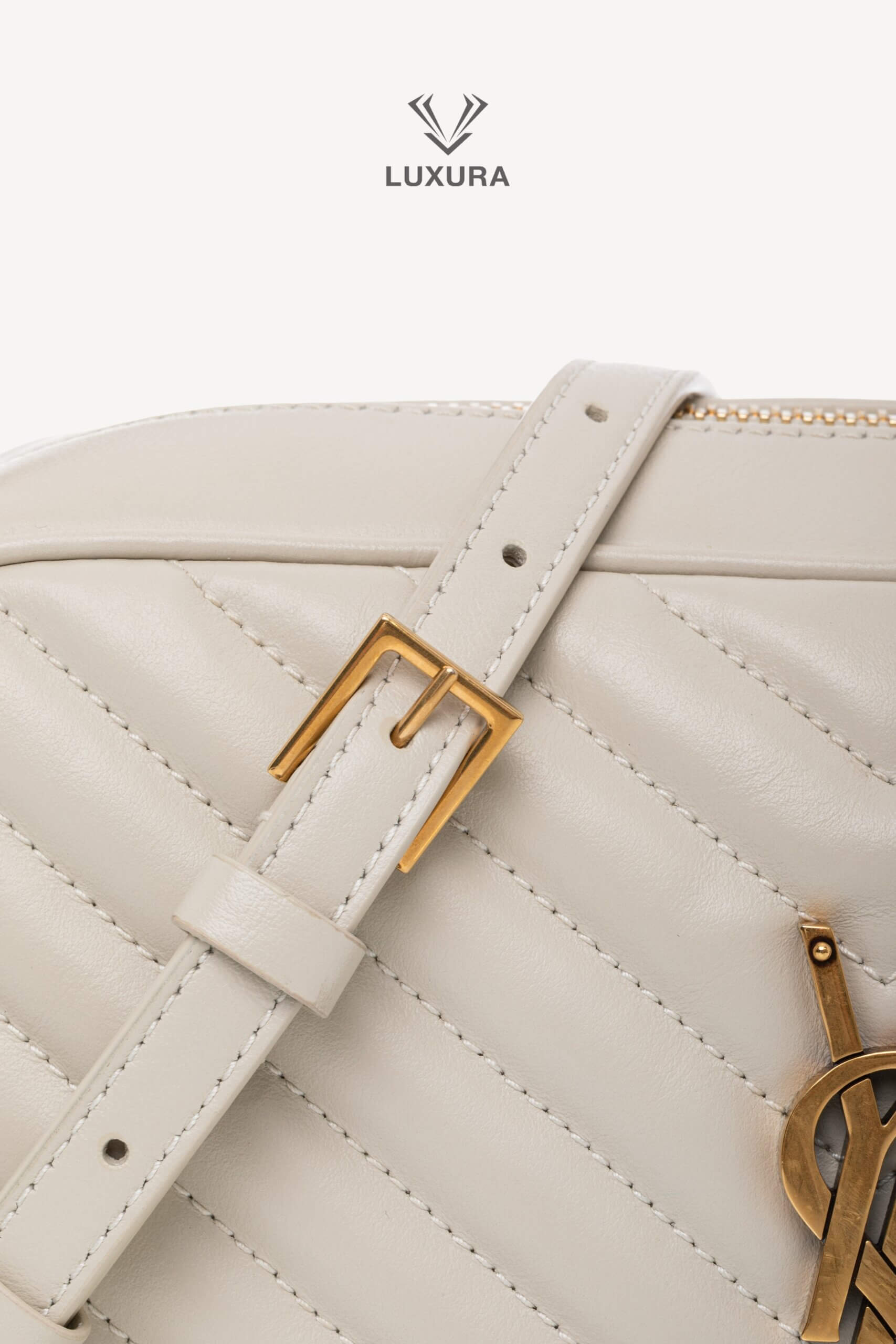 <span style="font-size: 10px;letter-spacing: .15em">HARD TO FIND</span><br>
            <strong>SAINT LAURENT</strong><br>
            <div style="margin-top:10px;font-size:16px">Lou Camera Bag In Quilted Leather White</div><br> - Image 12