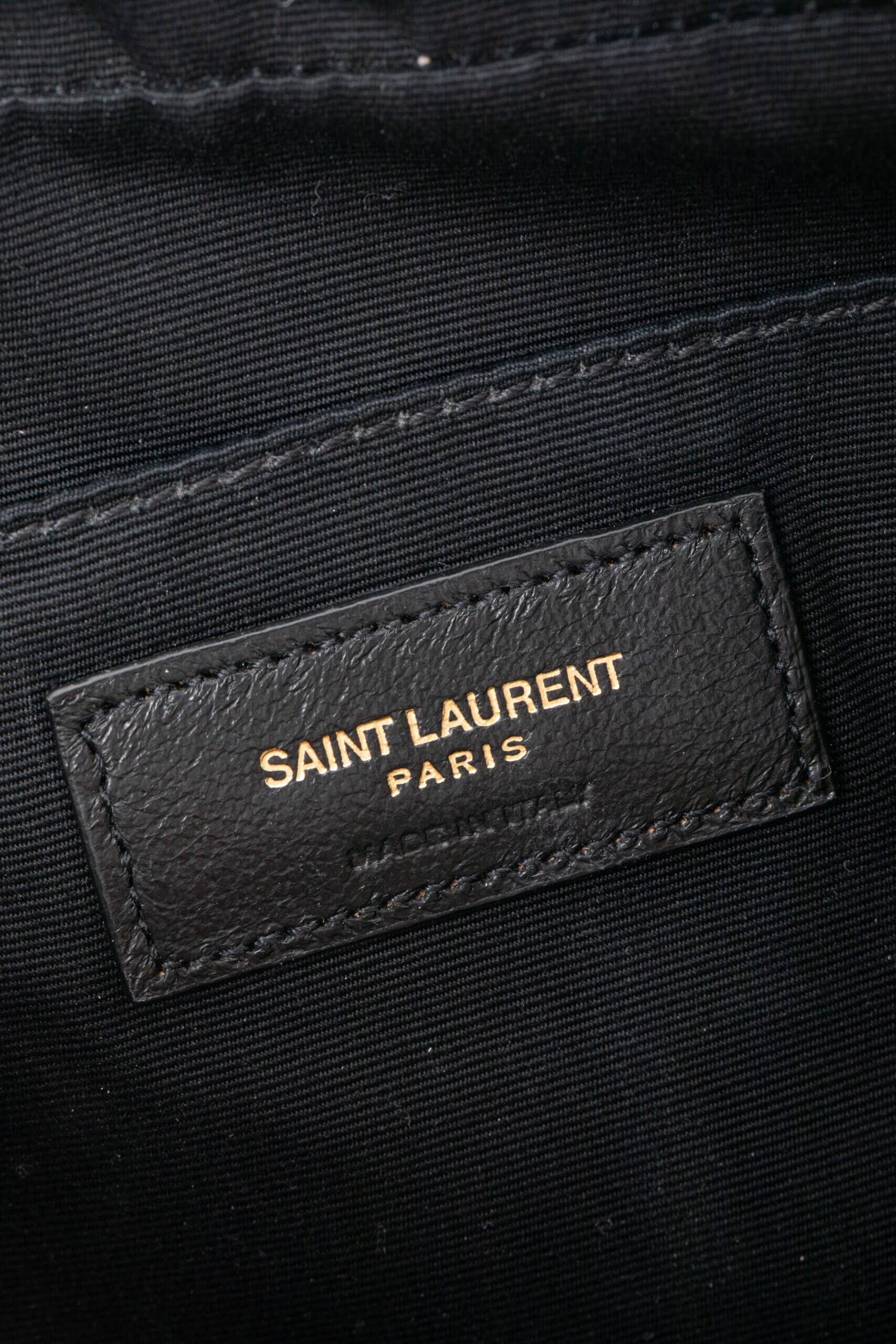 <span style="font-size: 10px;letter-spacing: .15em">HARD TO FIND</span><br>
            <strong>SAINT LAURENT</strong><br>
            <div style="margin-top:10px;font-size:16px">Lou Camera Bag In Quilted Leather White</div><br> - Image 19