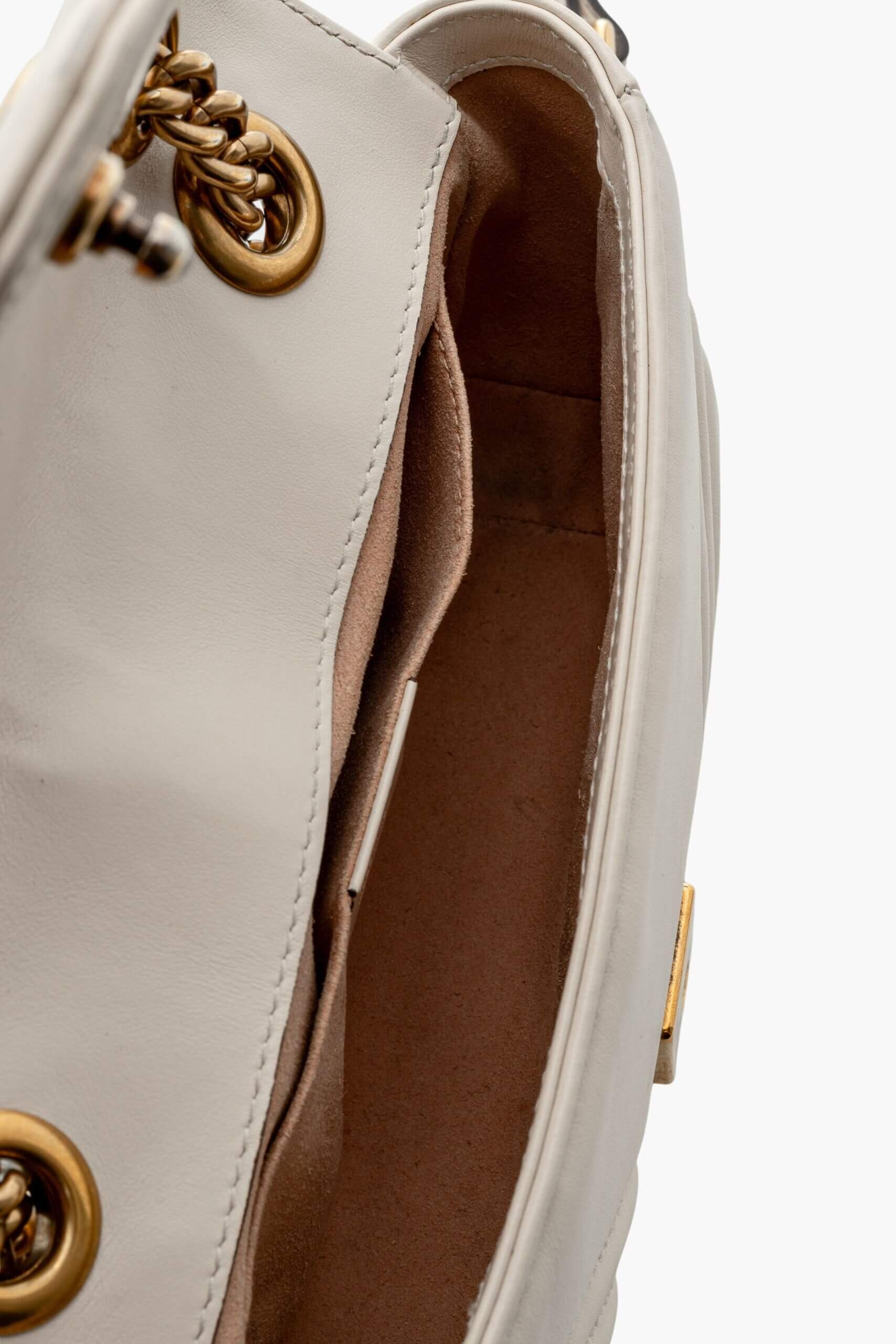 <span style="font-size: 10px;letter-spacing: .15em">BEST DEAL</span><br>            <strong>GUCCI</strong><br>            <div style="margin-top:10px;font-size:16px">Calfskin Matelasse Mini GG Marmont Shoulder Bag White</div><br> - Image 15