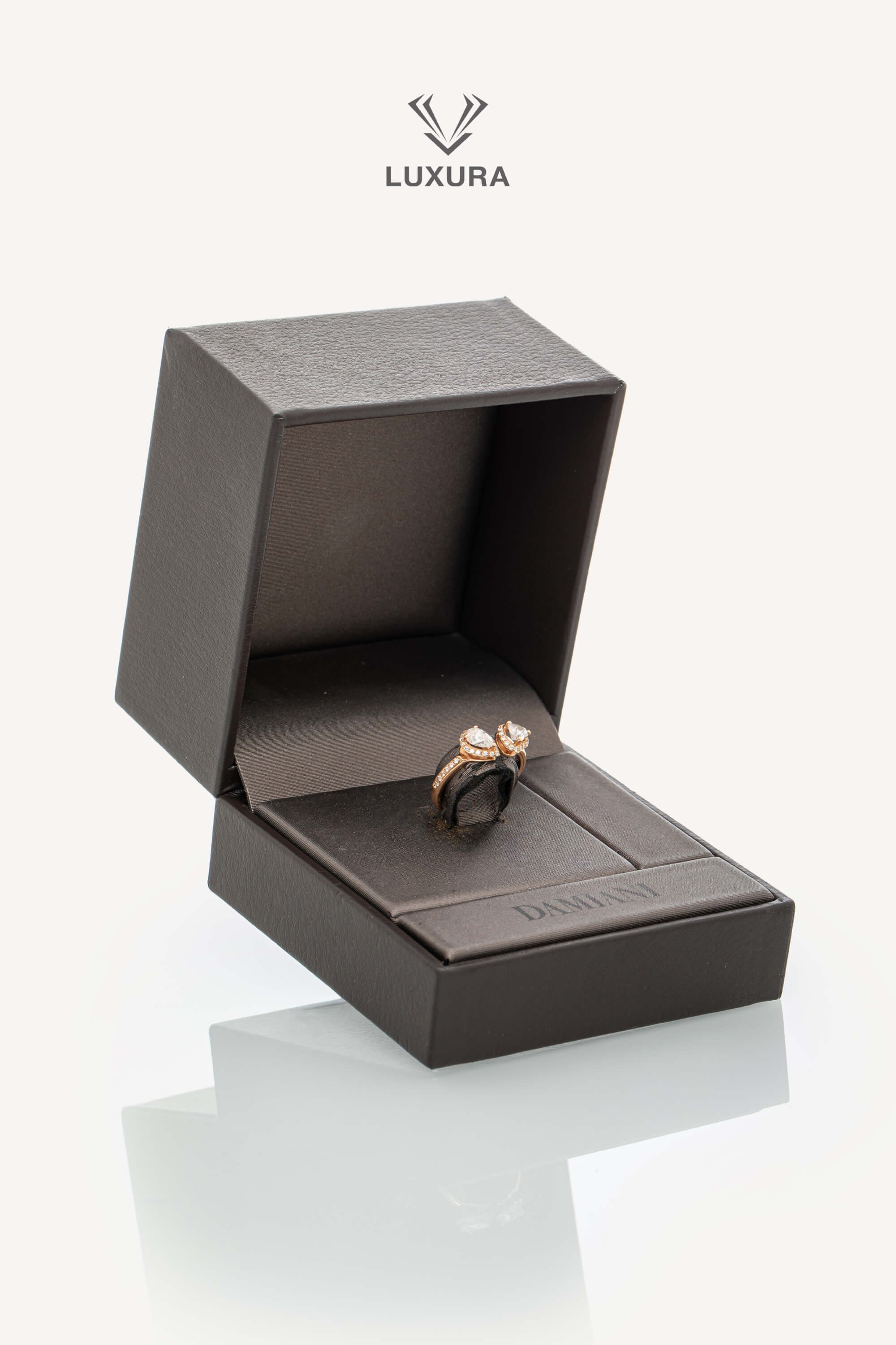 <span style="font-size: 10px; color: rgb(101, 101, 101);letter-spacing: .15em;">BEST DEAL</span><br><strong> DAMIANI </strong><br><div style="margin-top:10px; font-size:16px;"> Minou Ring with Pear-Shaped Diamond 0.82 ct 50 </div><br> - Image 2