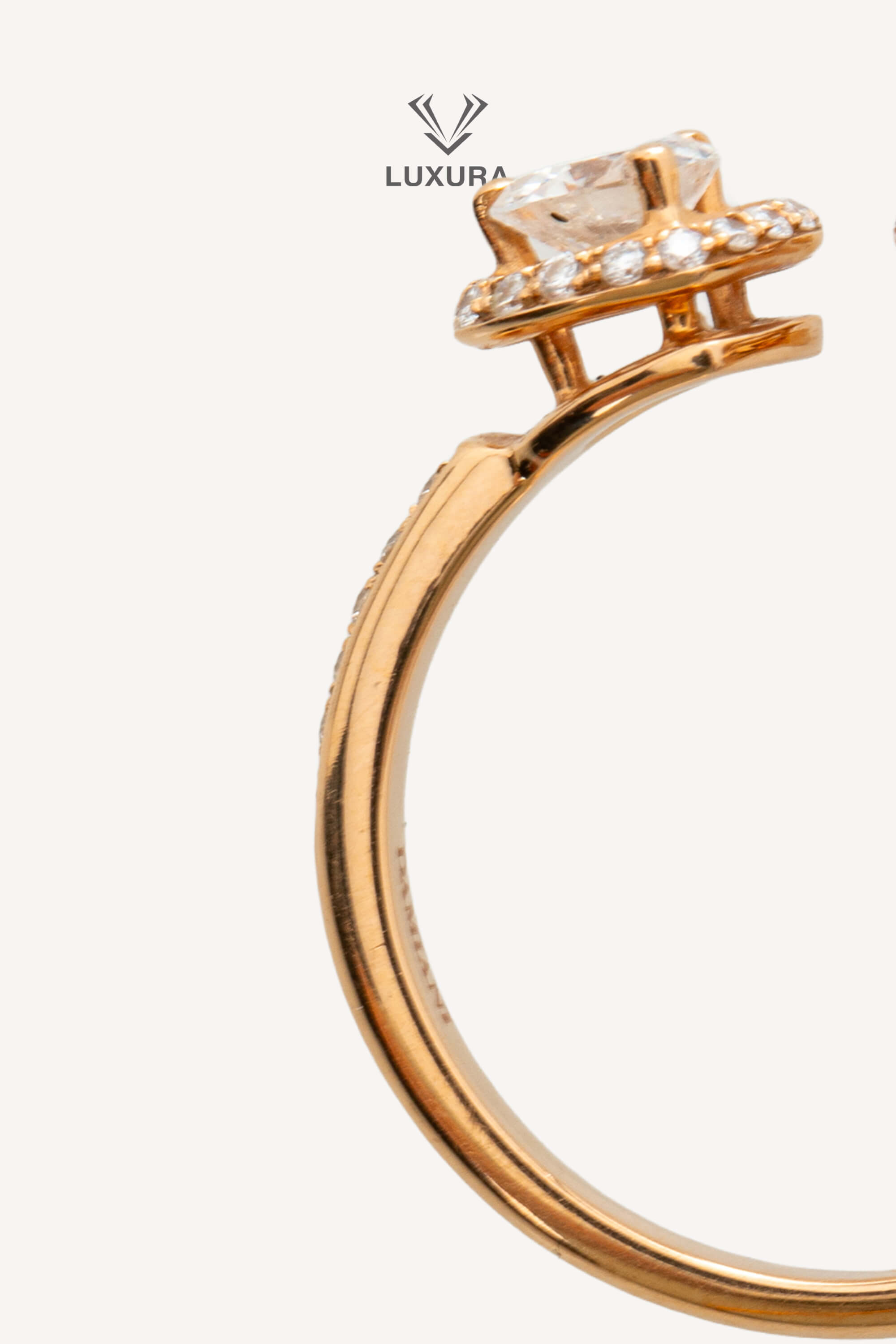 <span style="font-size: 10px; color: rgb(101, 101, 101);letter-spacing: .15em;">BEST DEAL</span><br><strong> DAMIANI </strong><br><div style="margin-top:10px; font-size:16px;"> Minou Ring with Pear-Shaped Diamond 0.82 ct 50 </div><br> - Image 12