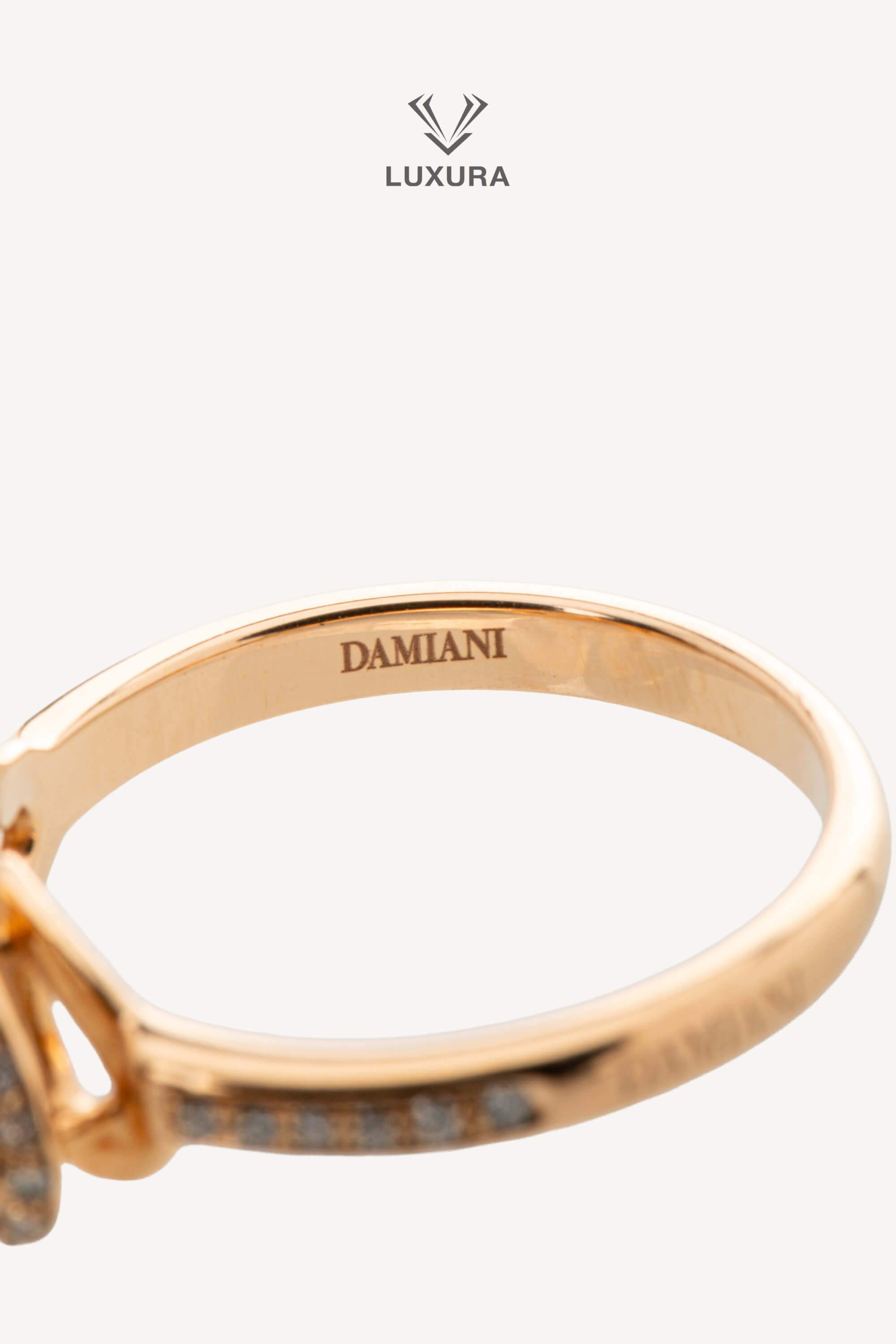 <span style="font-size: 10px; color: rgb(101, 101, 101);letter-spacing: .15em;">BEST DEAL</span><br><strong> DAMIANI </strong><br><div style="margin-top:10px; font-size:16px;"> Minou Ring with Pear-Shaped Diamond 0.82 ct 50 </div><br> - Image 15