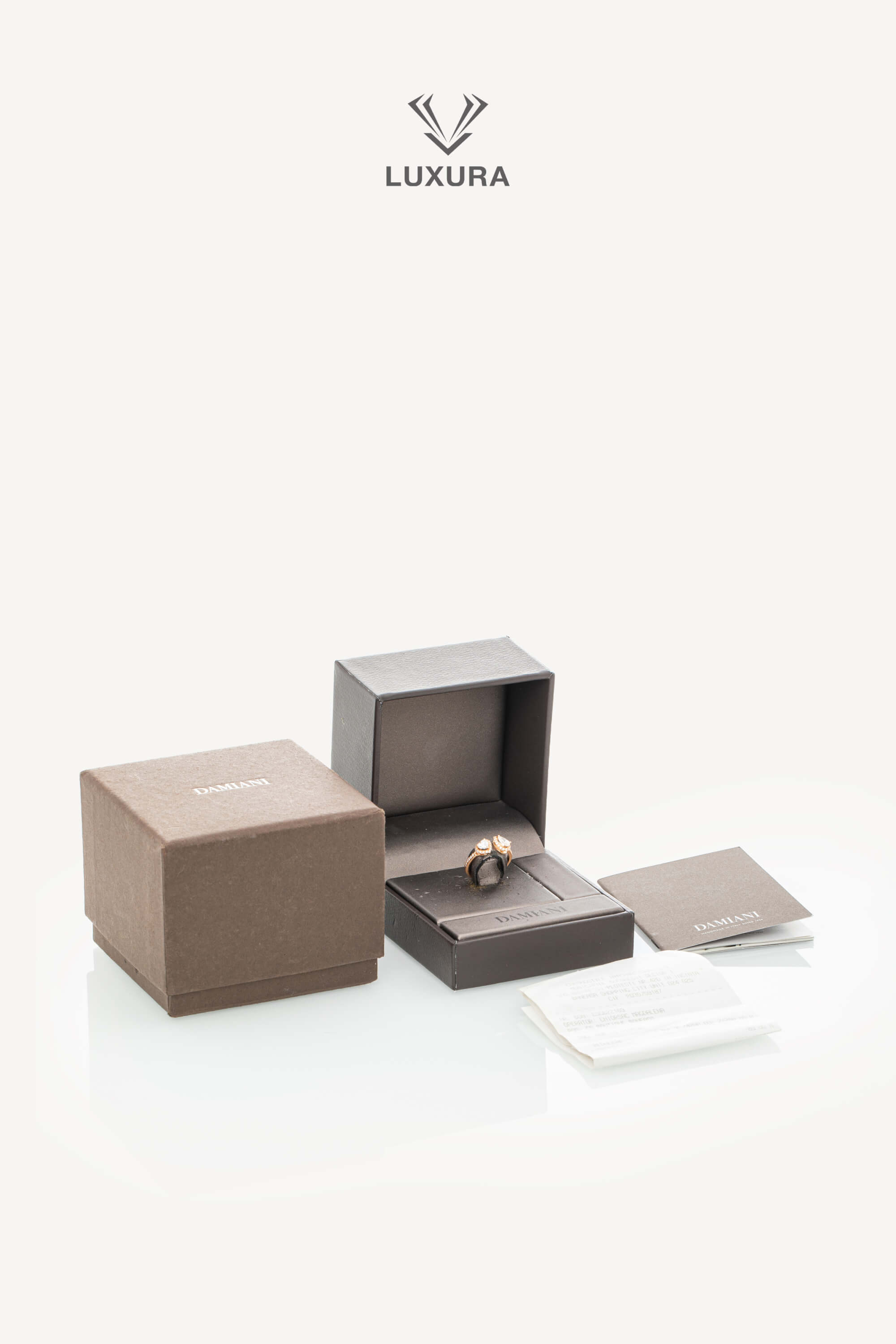<span style="font-size: 10px; color: rgb(101, 101, 101);letter-spacing: .15em;">BEST DEAL</span><br><strong> DAMIANI </strong><br><div style="margin-top:10px; font-size:16px;"> Minou Ring with Pear-Shaped Diamond 0.82 ct 50 </div><br> - Image 8