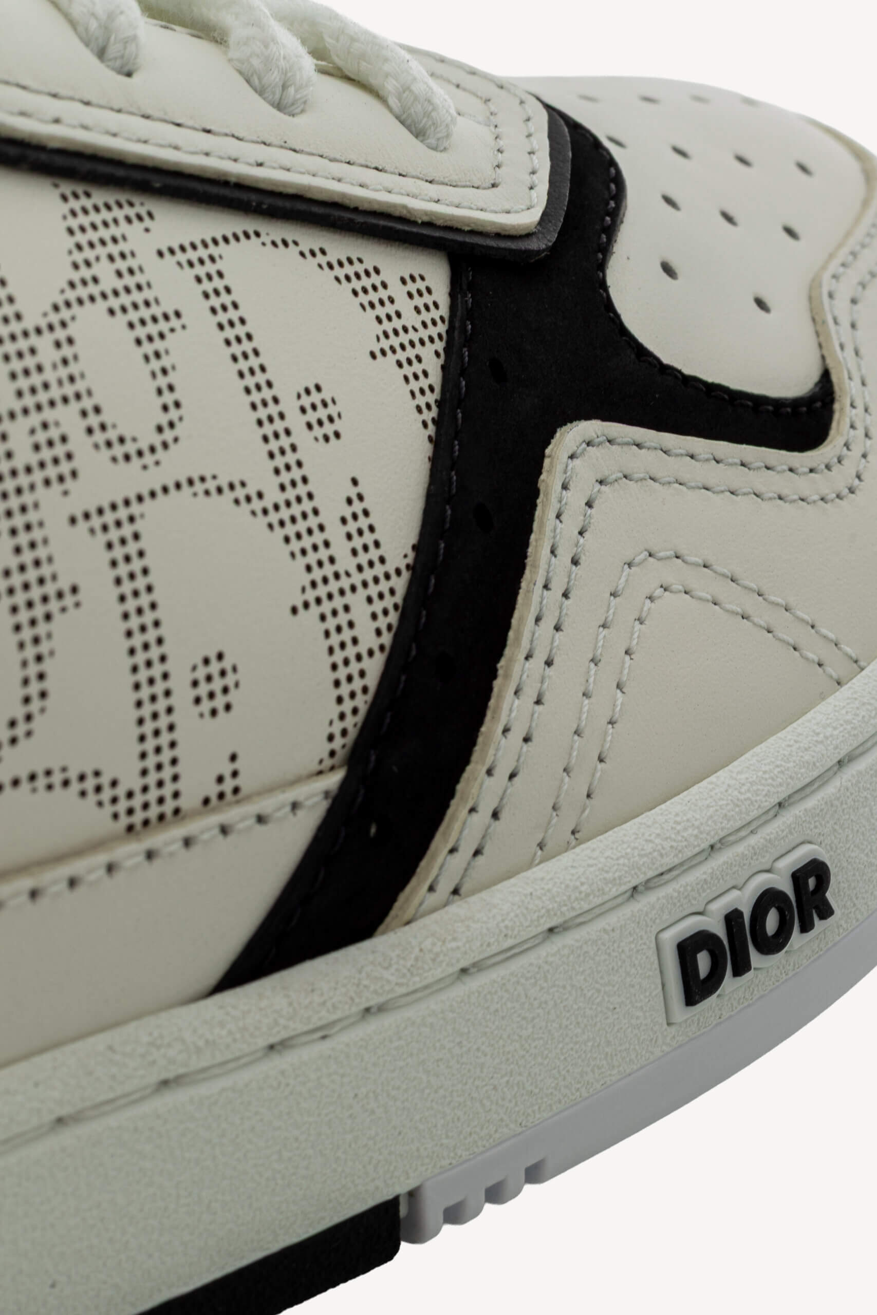 <span style="font-size: 10px;letter-spacing: .15em">NEW COLLECTION</span><br>            <strong>DIOR</strong><br>            <div style="margin-top:10px;font-size:16px">B27 Uptown Low-Top Sneaker White Black with White Dior Oblique Galaxy Leather 41 </div><br> - Image 12