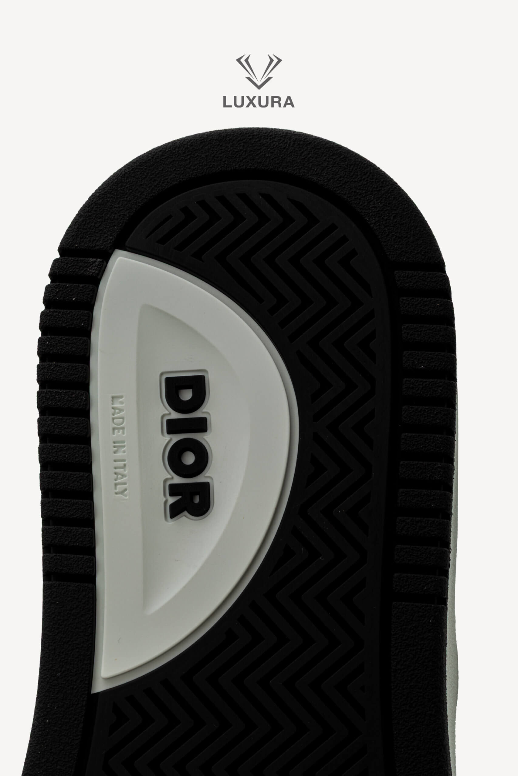 <span style="font-size: 10px;letter-spacing: .15em">NEW COLLECTION</span><br>            <strong>DIOR</strong><br>            <div style="margin-top:10px;font-size:16px">B27 Uptown Low-Top Sneaker White Black with White Dior Oblique Galaxy Leather 41 </div><br> - Image 19