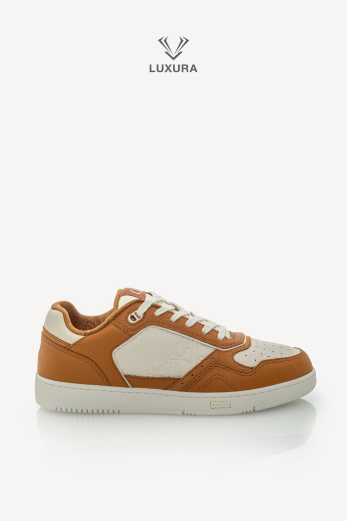 <span style="font-size: 10px;letter-spacing: .15em">NEW COLLECTION</span><br>            <strong>DIOR</strong><br>            <div style="margin-top:10px;font-size:16px">B27 Uptown Low-Top Sneaker Cognac and White with White Dior Gravity Leather 44 </div><br>