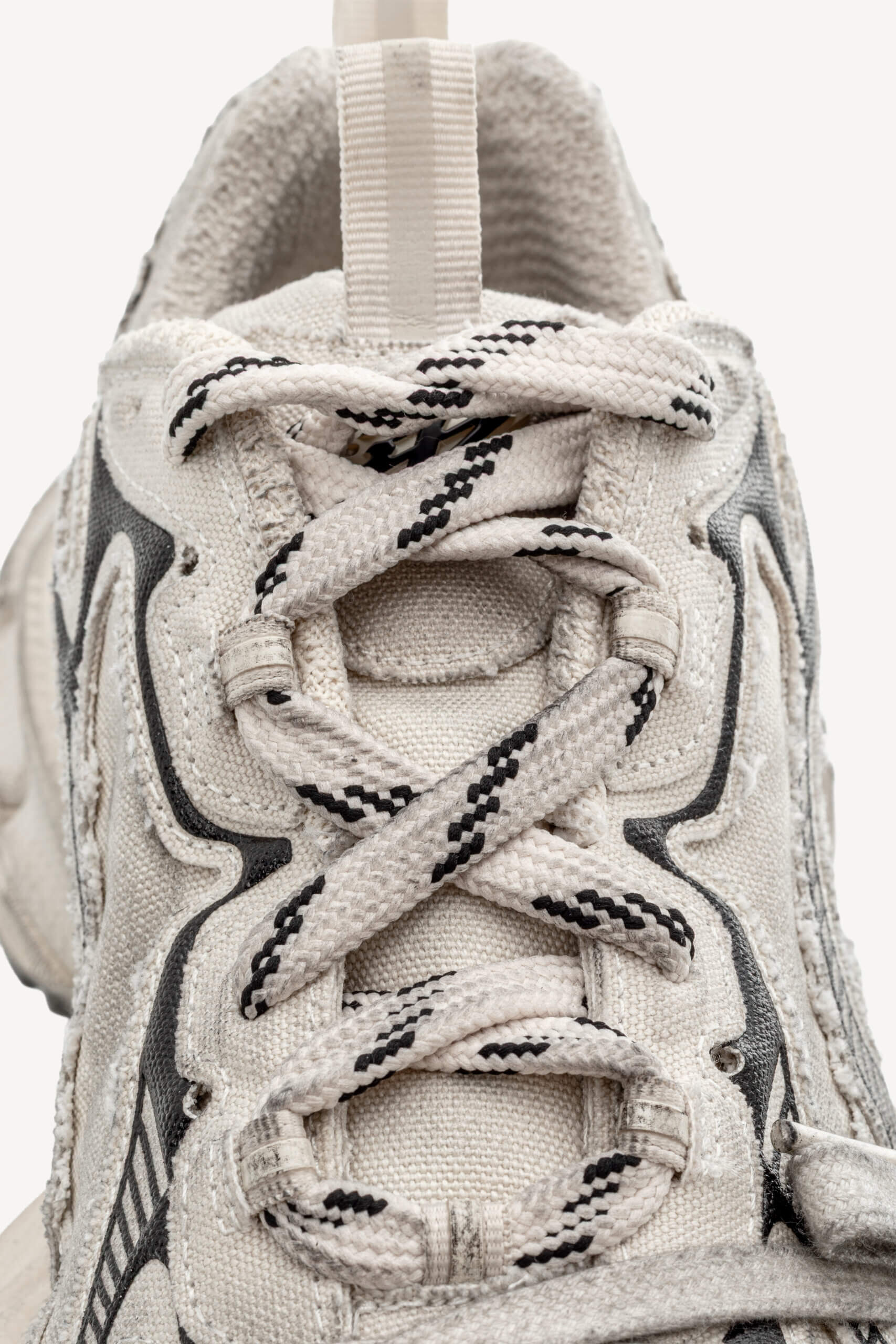 <span style="font-size: 10px;letter-spacing: .15em">IN TRENDING</span><br>            <strong>BALENCIAGA</strong><br>            <div style="margin-top:10px;font-size:16px">3XL Worn Out Light Grey Sneaker 43 </div><br> - Image 13