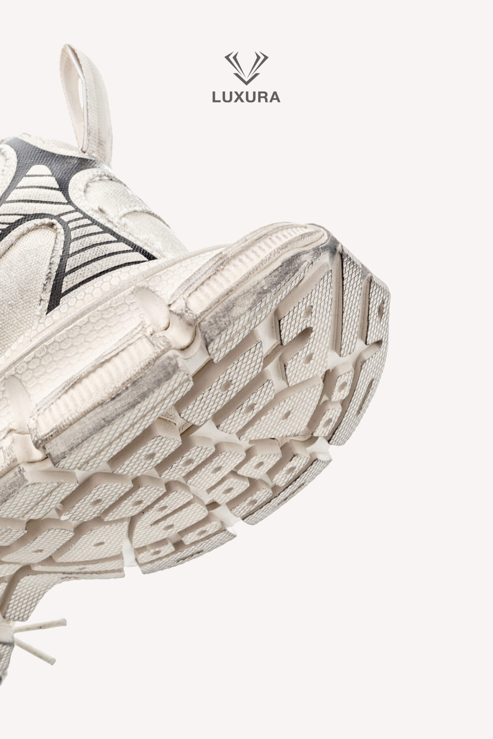 <span style="font-size: 10px;letter-spacing: .15em">IN TRENDING</span><br>            <strong>BALENCIAGA</strong><br>            <div style="margin-top:10px;font-size:16px">3XL Worn Out Light Grey Sneaker 43 </div><br> - Image 19