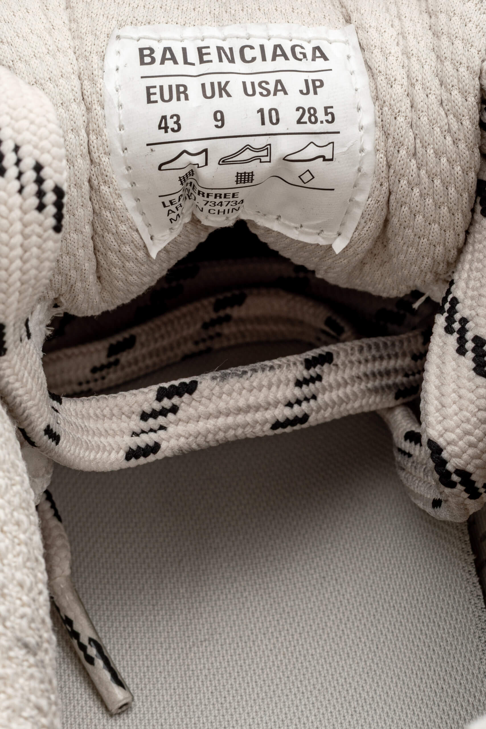 <span style="font-size: 10px;letter-spacing: .15em">IN TRENDING</span><br>            <strong>BALENCIAGA</strong><br>            <div style="margin-top:10px;font-size:16px">3XL Worn Out Light Grey Sneaker 43 </div><br> - Image 17