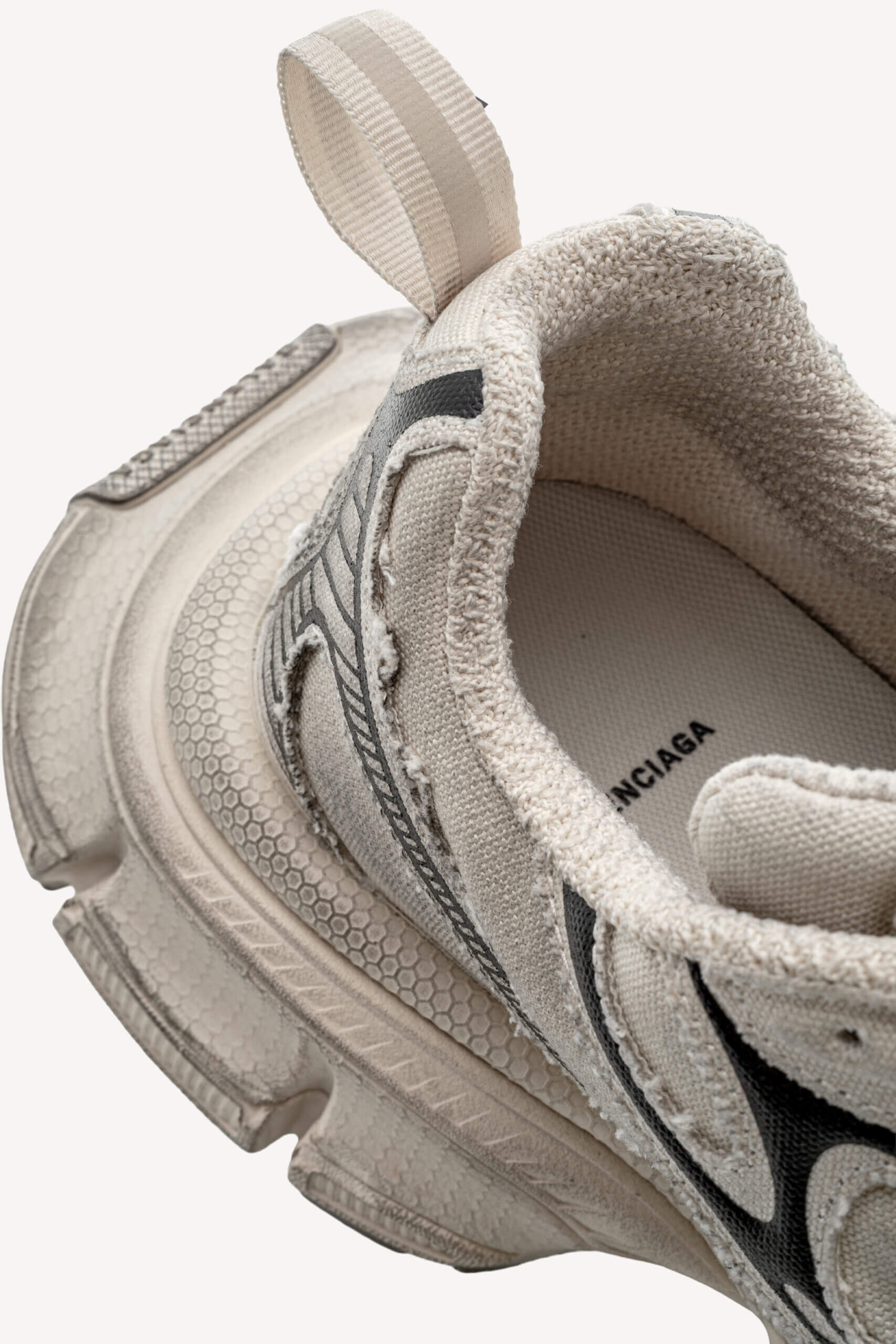 <span style="font-size: 10px;letter-spacing: .15em">IN TRENDING</span><br>            <strong>BALENCIAGA</strong><br>            <div style="margin-top:10px;font-size:16px">3XL Worn Out Light Grey Sneaker 43 </div><br> - Image 16