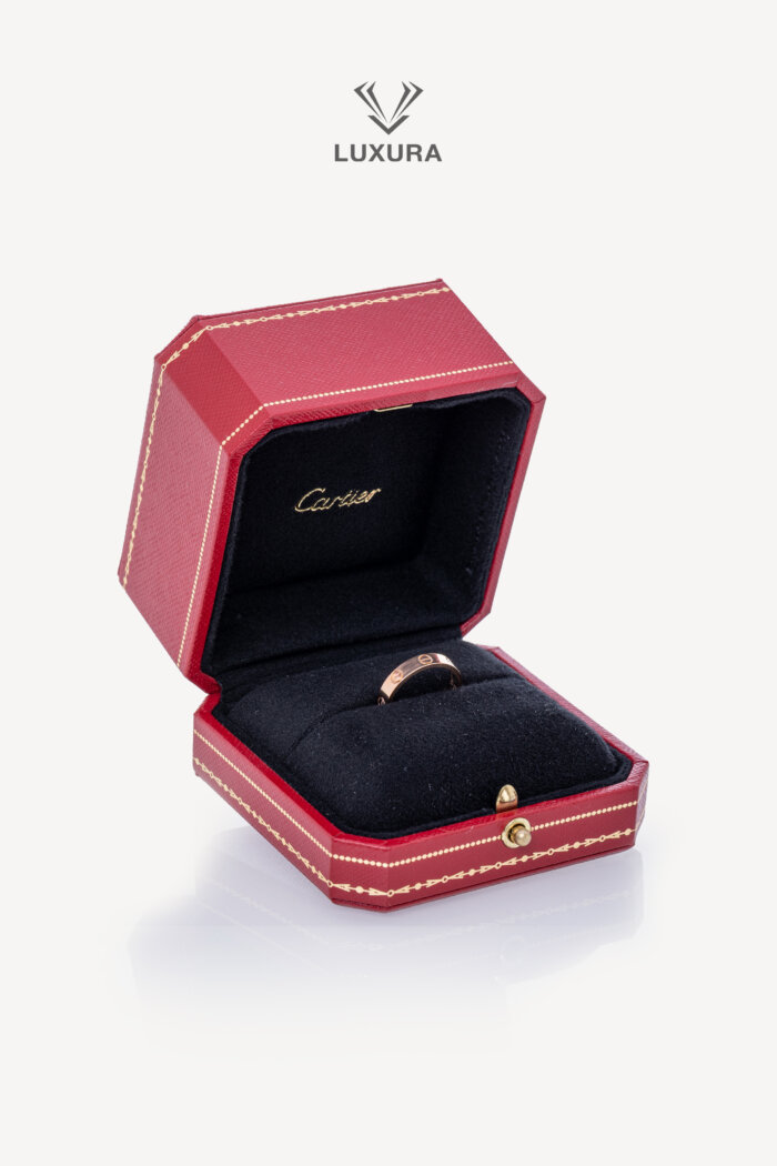 <span style="font-size: 10px; color: rgb(101, 101, 101);letter-spacing: .15em;">HARD TO FIND</span><br><strong> CARTIER </strong><br><div style="margin-top:10px; font-size:16px;"> Love Ring Small Model Rose Gold 50 </div><br>