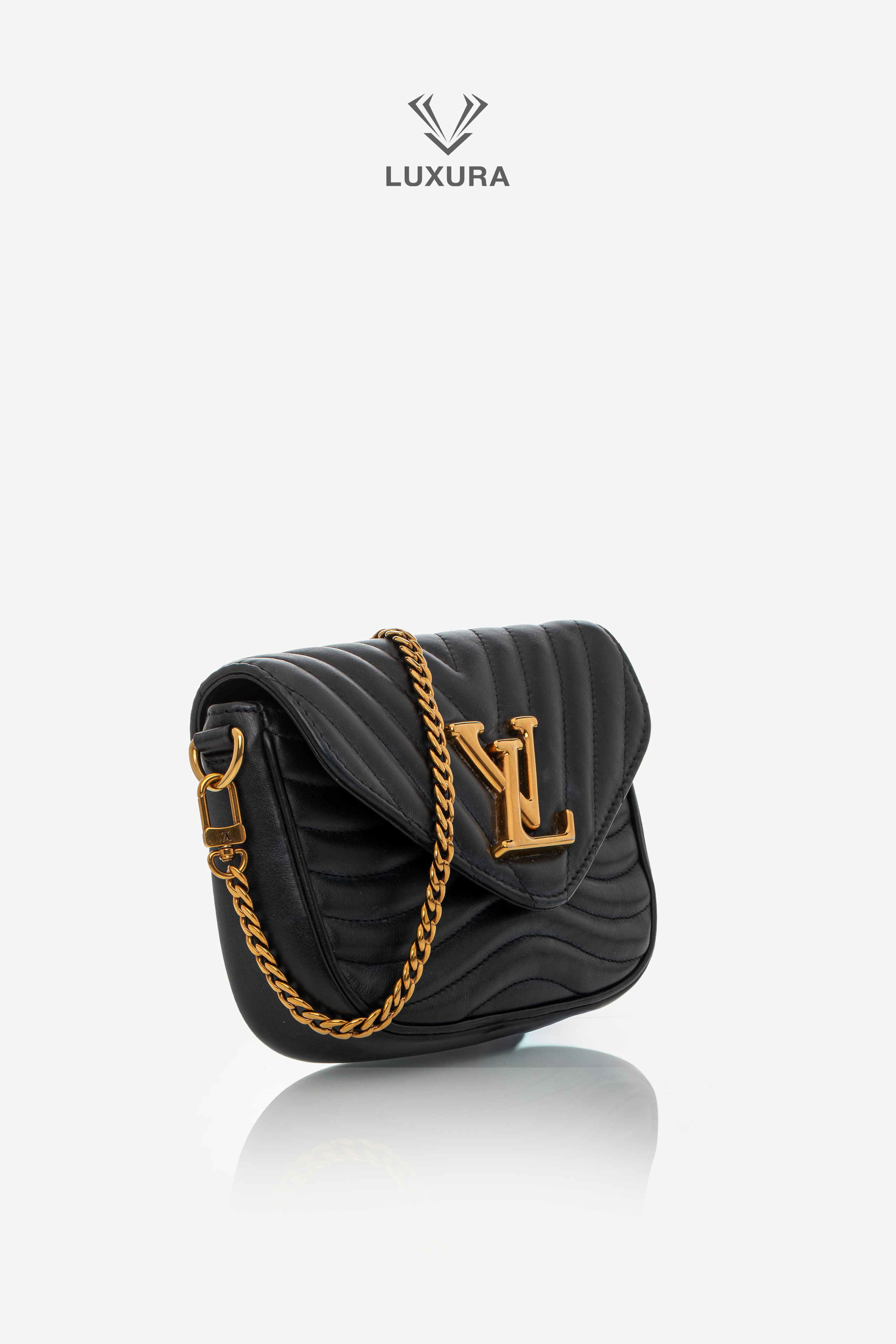 <span style="font-size: 10px;letter-spacing: .15em">HARD TO FIND</span><br>            <strong>LOUIS VUITTON</strong><br>            <div style="margin-top:10px;font-size:16px">Calfskin New Wave Multipochete Black</div><br> - Image 4