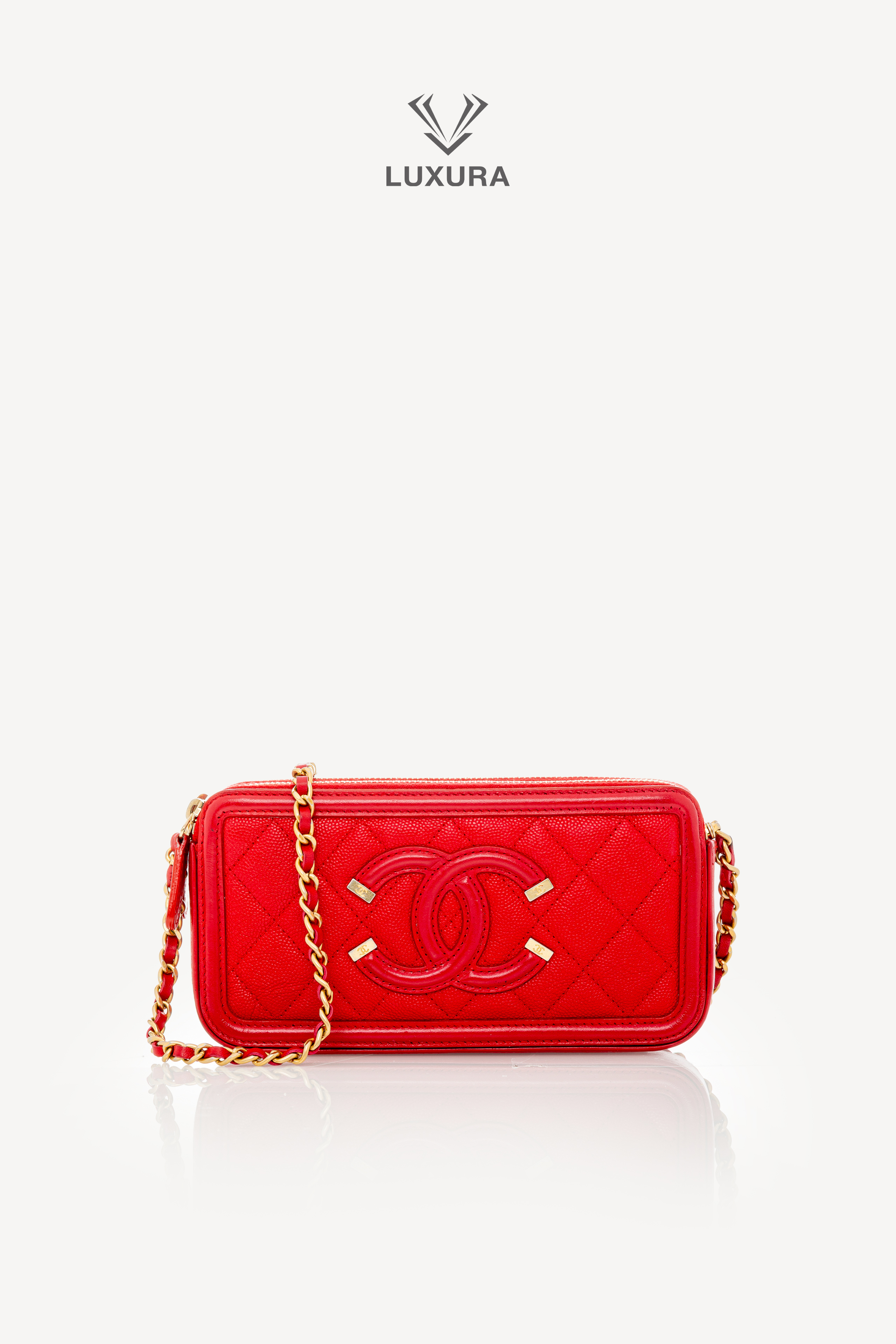 <span style="font-size: 10px;letter-spacing: .15em">HARD TO FIND</span><br>            <strong>CHANEL</strong><br>            <div style="margin-top:10px;font-size:16px">Caviar Quilted CC Filigree Clutch With Chain Red</div><br>