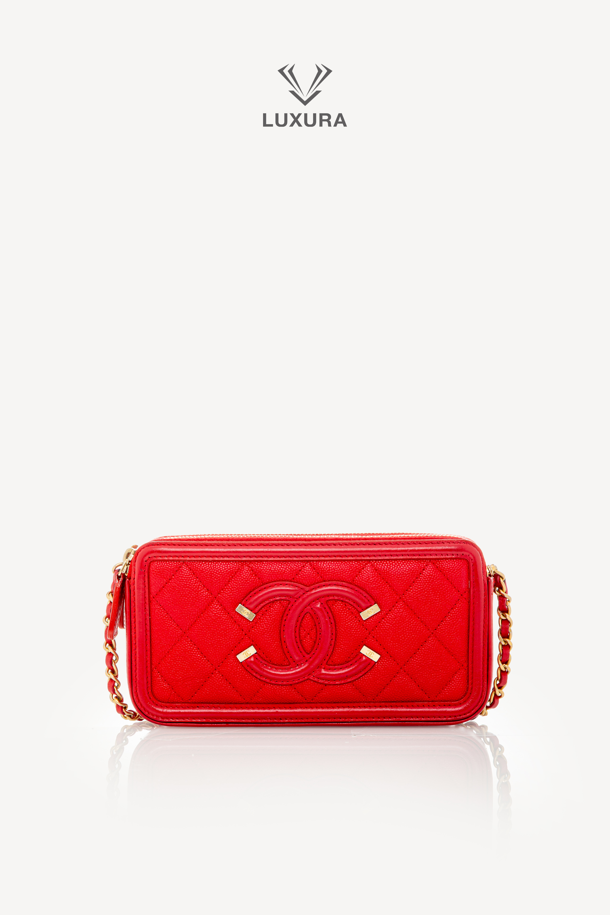 <span style="font-size: 10px;letter-spacing: .15em">HARD TO FIND</span><br>            <strong>CHANEL</strong><br>            <div style="margin-top:10px;font-size:16px">Caviar Quilted CC Filigree Clutch With Chain Red</div><br> - Image 7