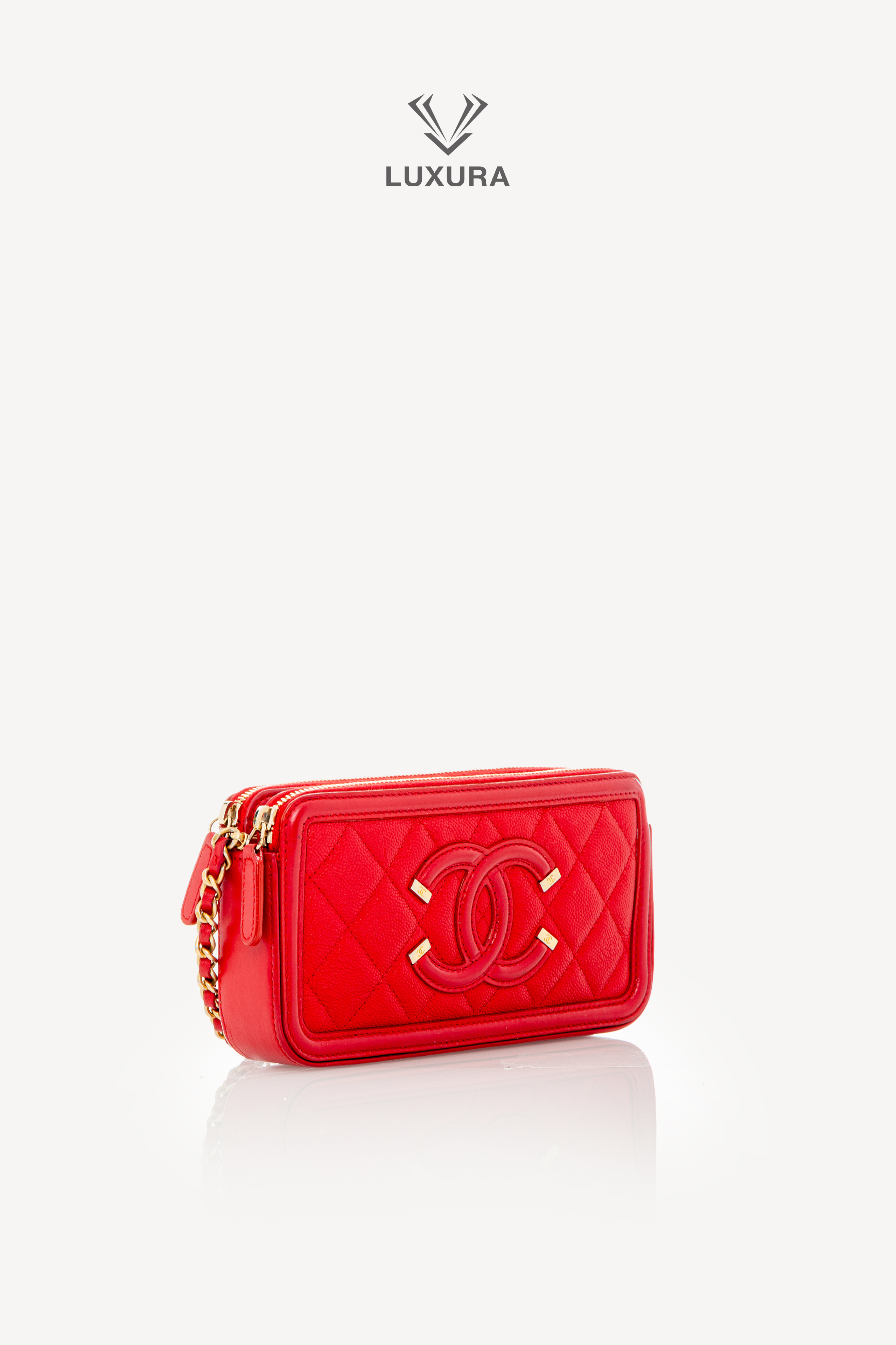<span style="font-size: 10px;letter-spacing: .15em">HARD TO FIND</span><br>            <strong>CHANEL</strong><br>            <div style="margin-top:10px;font-size:16px">Caviar Quilted CC Filigree Clutch With Chain Red</div><br> - Image 4