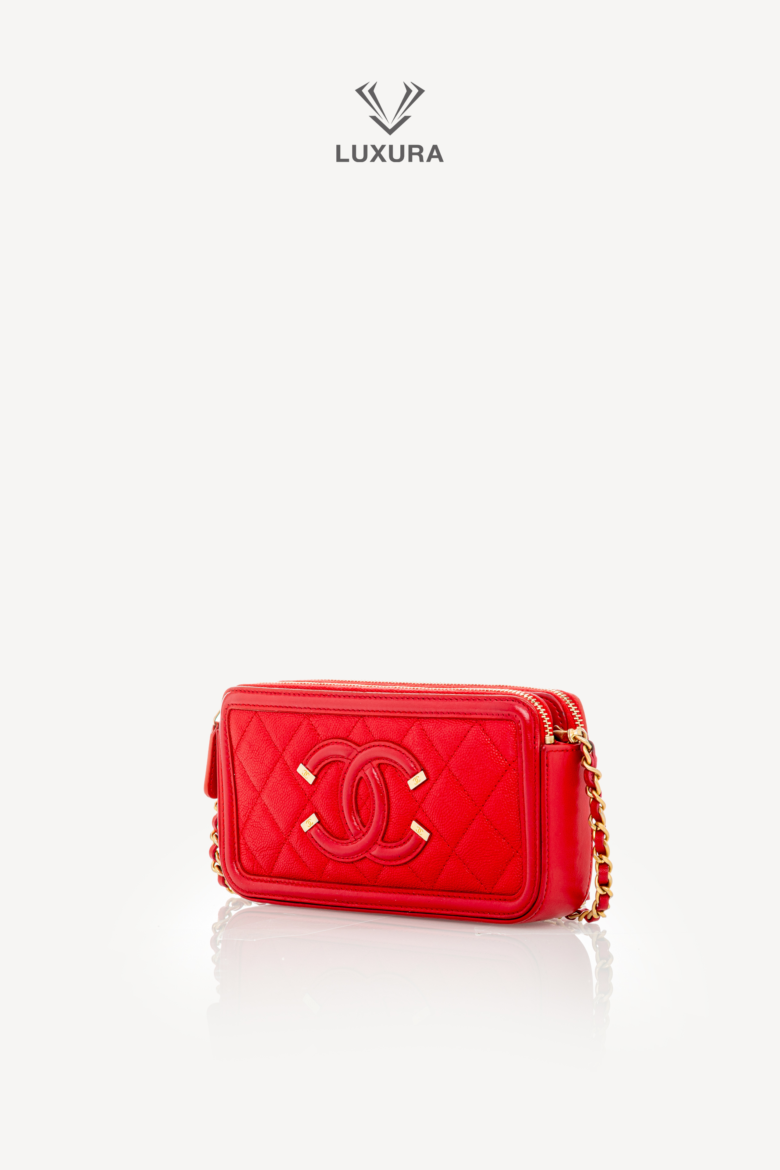 <span style="font-size: 10px;letter-spacing: .15em">HARD TO FIND</span><br>            <strong>CHANEL</strong><br>            <div style="margin-top:10px;font-size:16px">Caviar Quilted CC Filigree Clutch With Chain Red</div><br> - Image 8