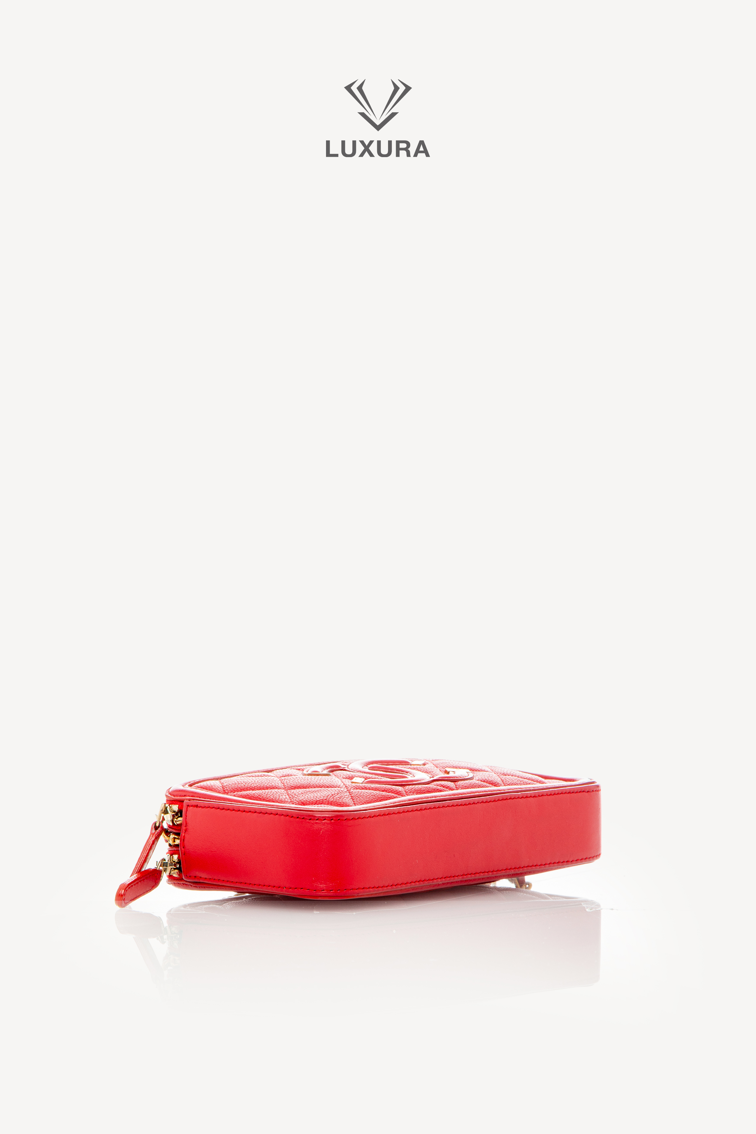<span style="font-size: 10px;letter-spacing: .15em">HARD TO FIND</span><br>            <strong>CHANEL</strong><br>            <div style="margin-top:10px;font-size:16px">Caviar Quilted CC Filigree Clutch With Chain Red</div><br> - Image 20