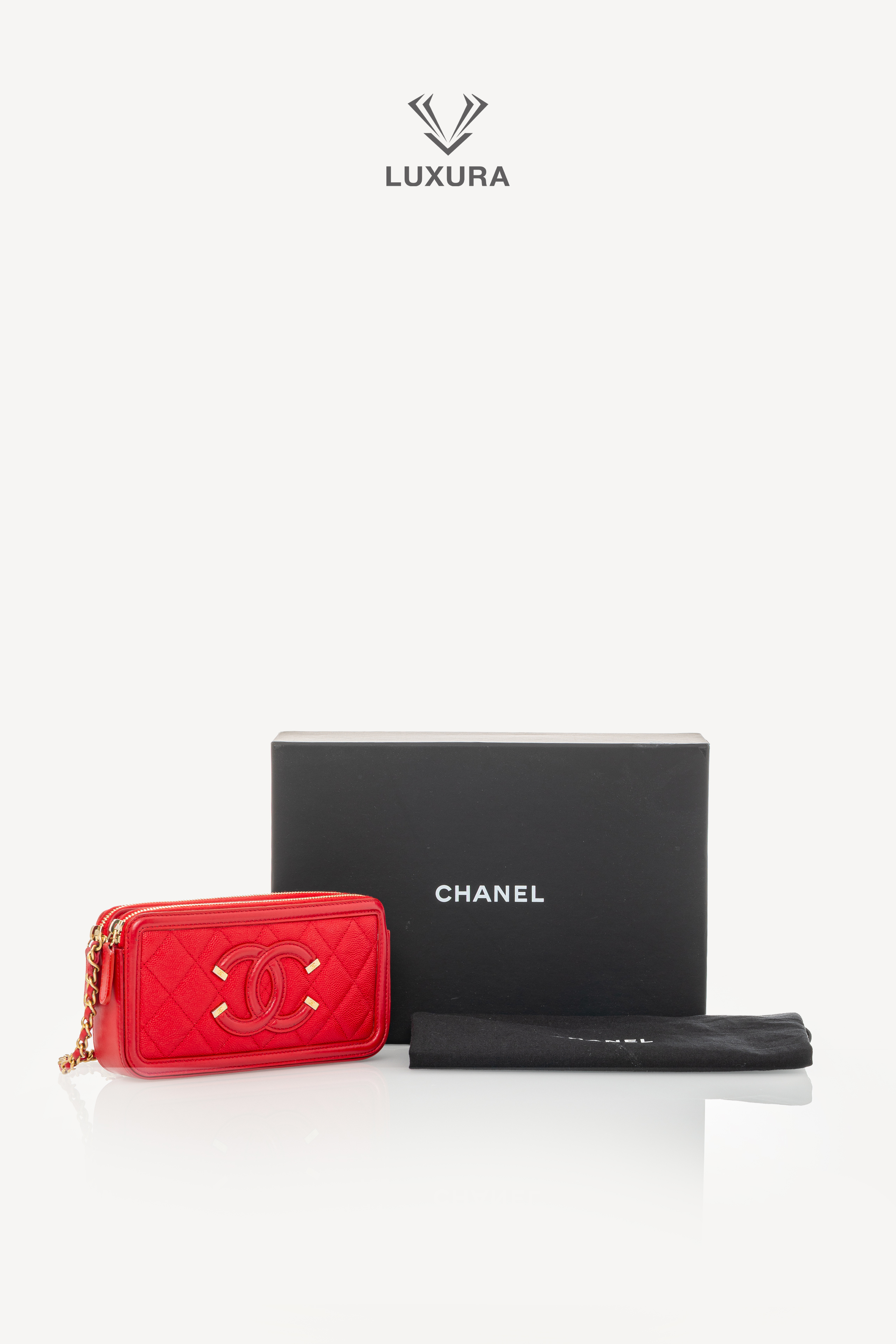 <span style="font-size: 10px;letter-spacing: .15em">HARD TO FIND</span><br>            <strong>CHANEL</strong><br>            <div style="margin-top:10px;font-size:16px">Caviar Quilted CC Filigree Clutch With Chain Red</div><br> - Image 2