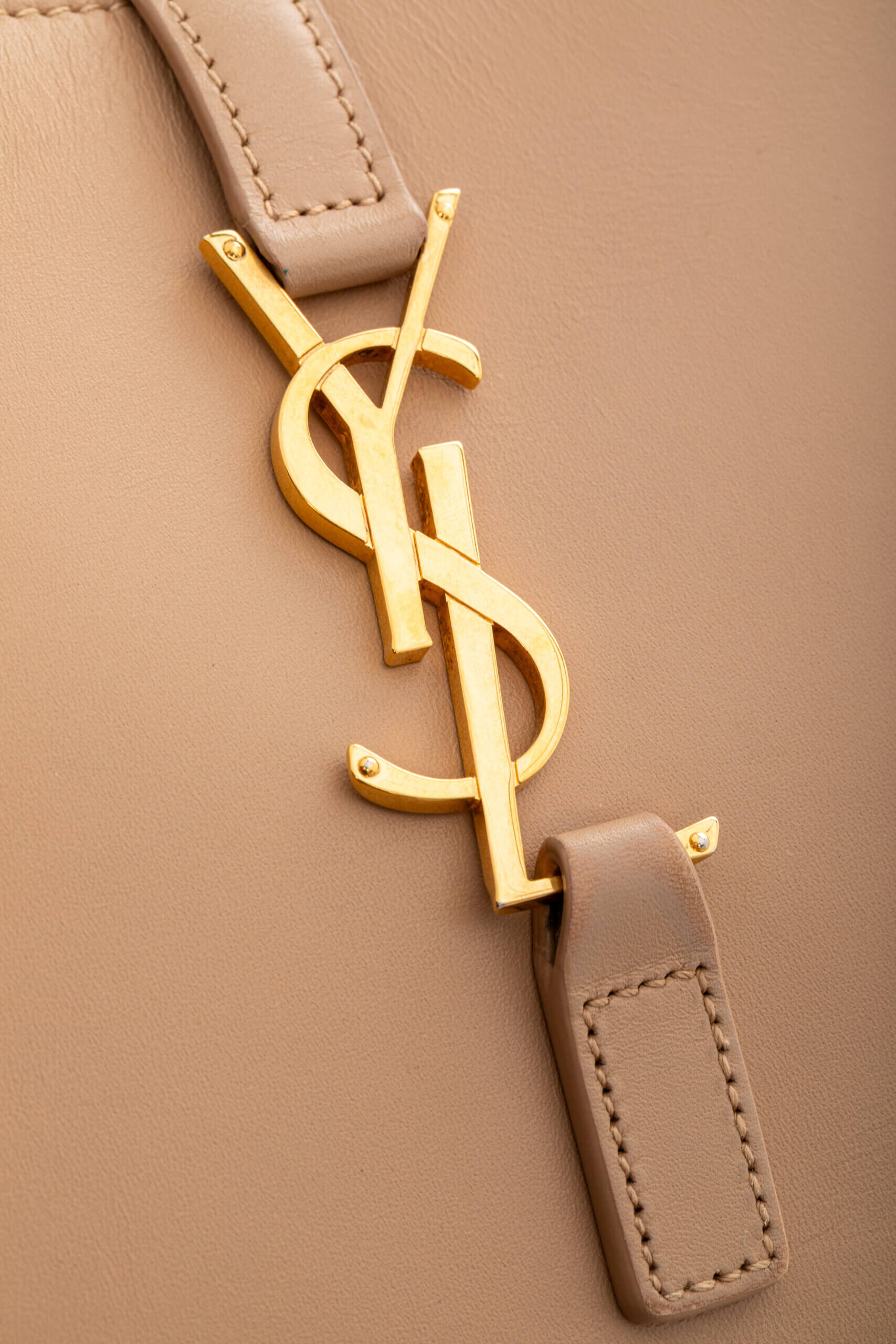 <span style="font-size: 10px;letter-spacing: .15em">NEW COLLECTION</span><br>            <strong>SAINT LAURENT</strong><br>            <div style="margin-top:10px;font-size:16px">Smooth Calfskin Le 5 A 7 Hobo Beige</div><br> - Image 15